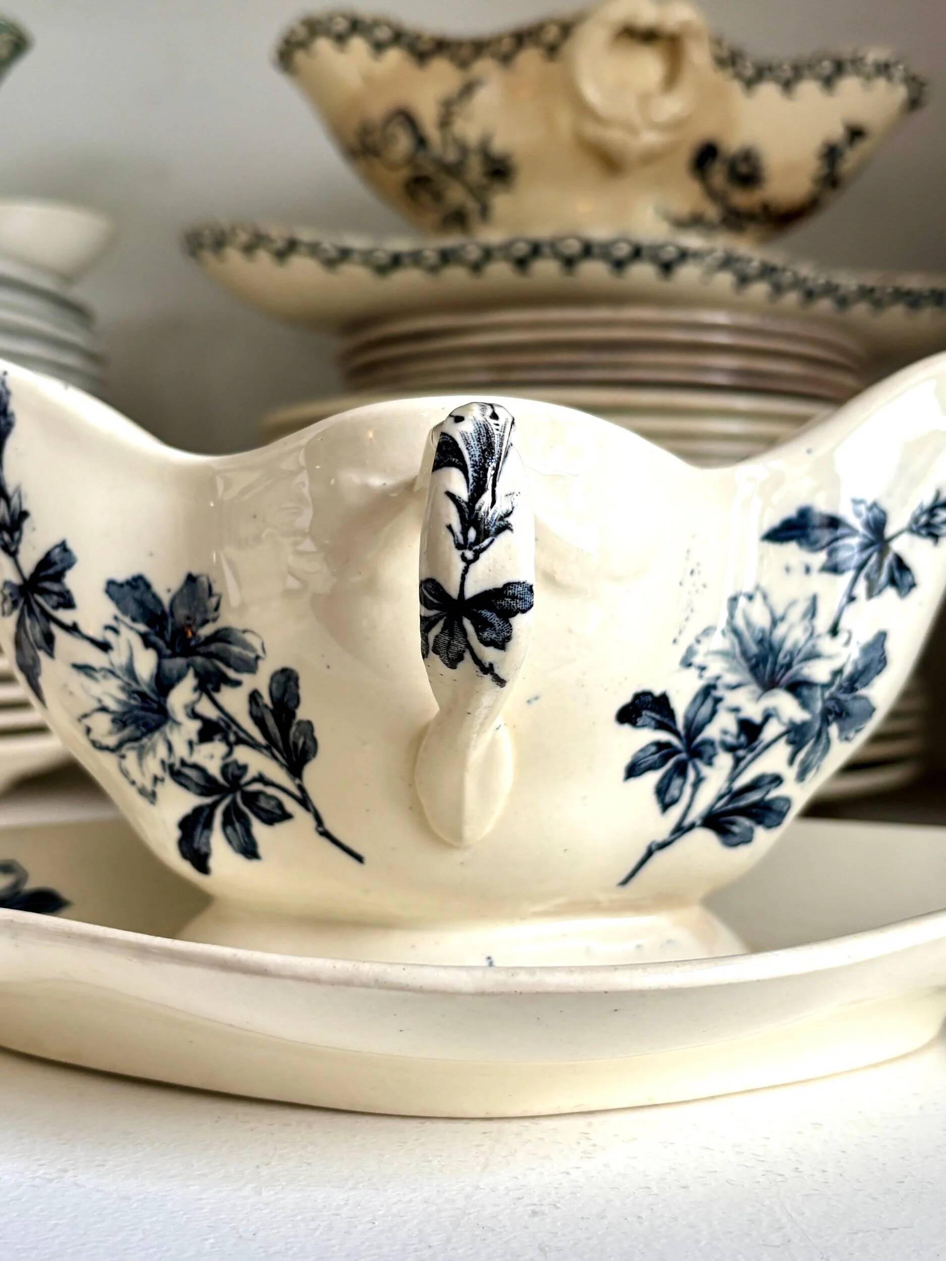 Saucière Lunéville en terre de fer bleue, service "Azaléa"