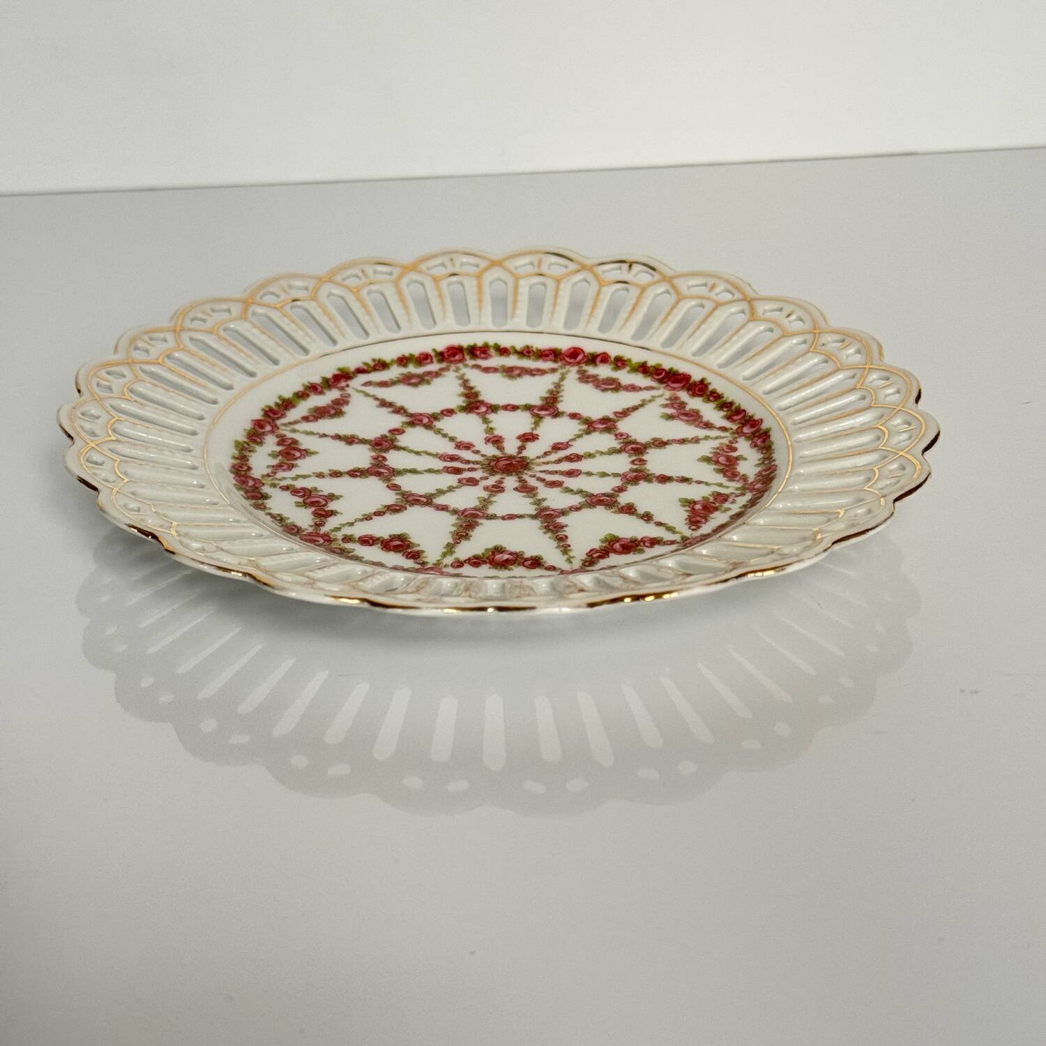 Pair of openwork porcelain plates decorated with roses