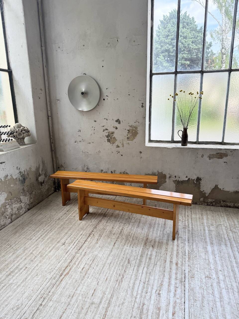 Paire de bancs en pin Charlotte Perriand Les arcs