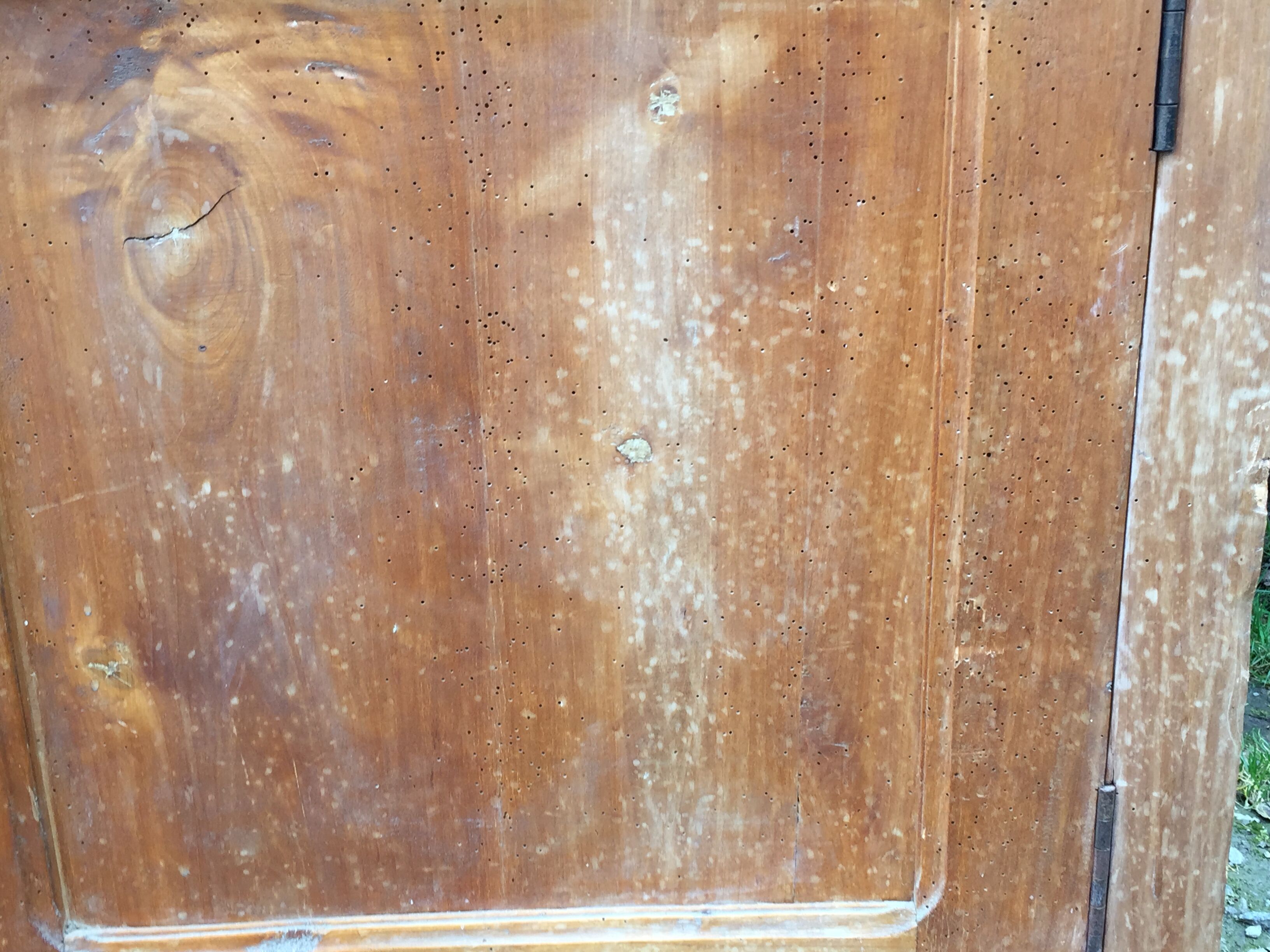 Buffet vintage parisien en bois de peuplier à 2 portes et 2 tiroirs.