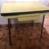 Table fornica jaune