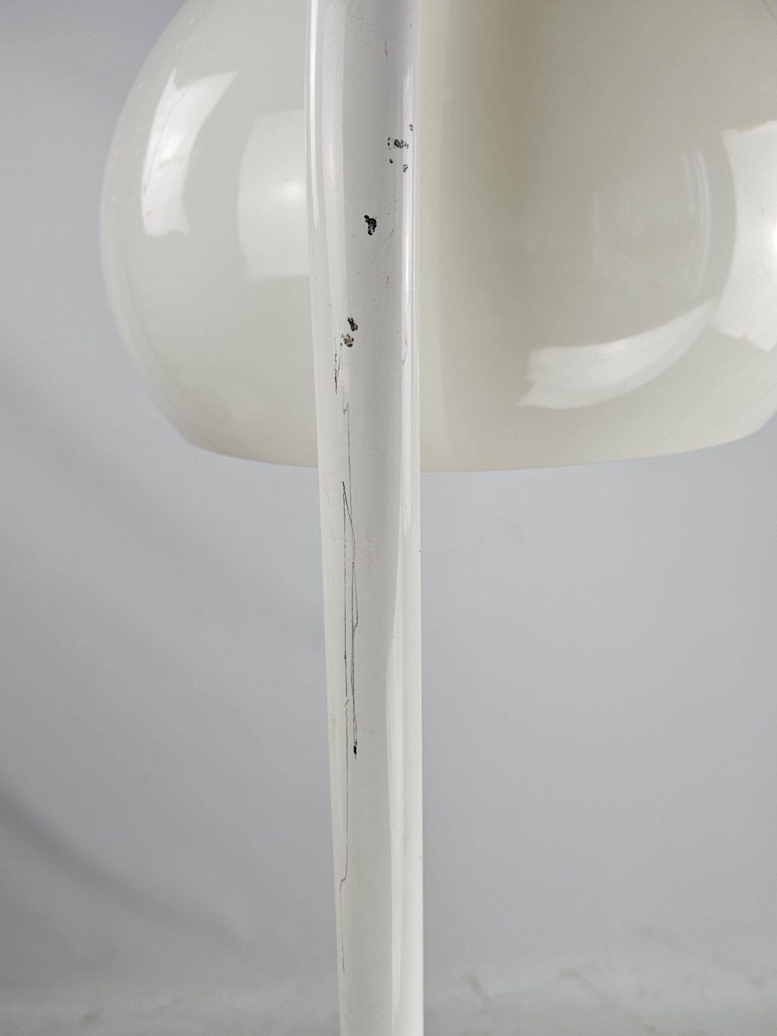 Lampadaire en métal blanc et plastique style futuriste