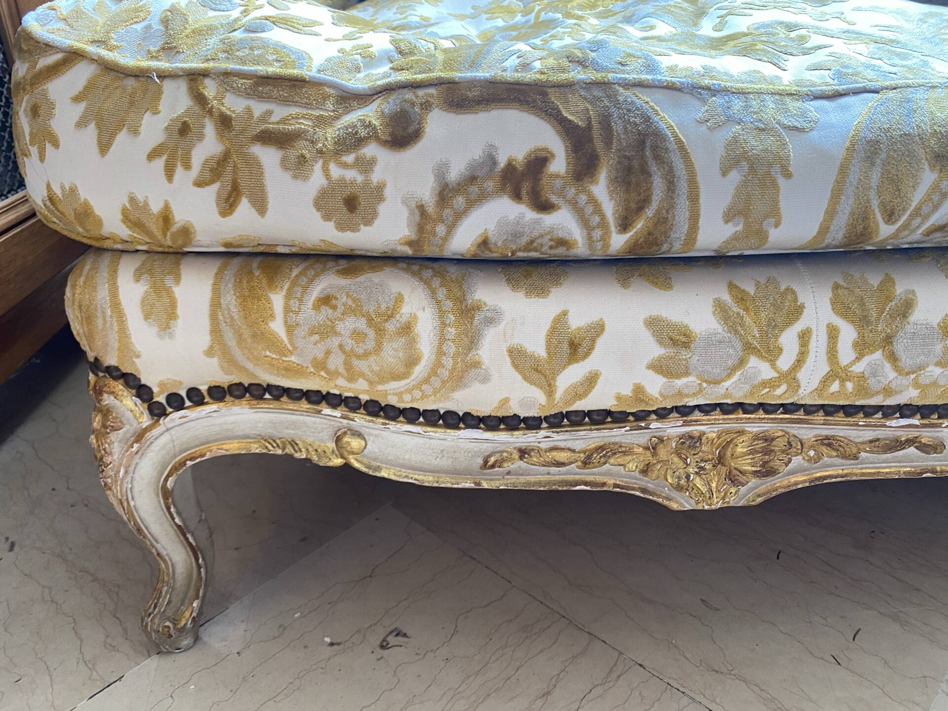 2 fauteuils et un canapé vintage velours jaune et or.