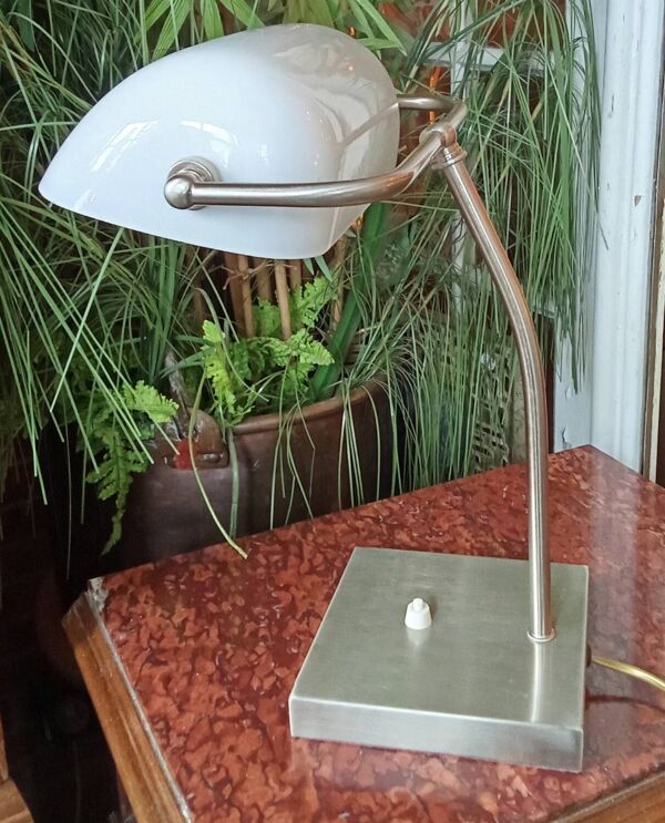Lampe de notaire ancienne en métal brossé et opaline blanche
