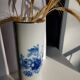 Vase en porcelaine blanche de Limoges à décor bleu et bord doré