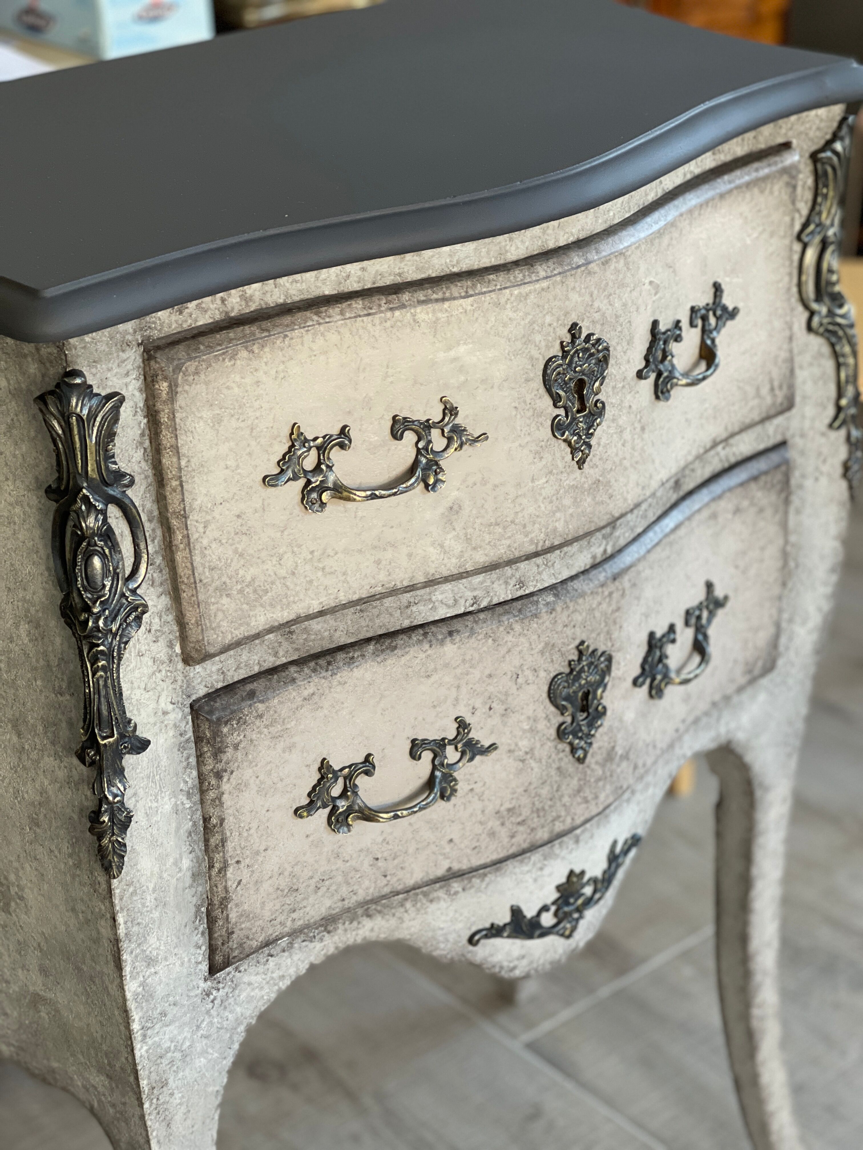 Curved chest of drawers style