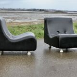 Paire de chauffeuses "space age". Simili-cuir noir. Circa 1970