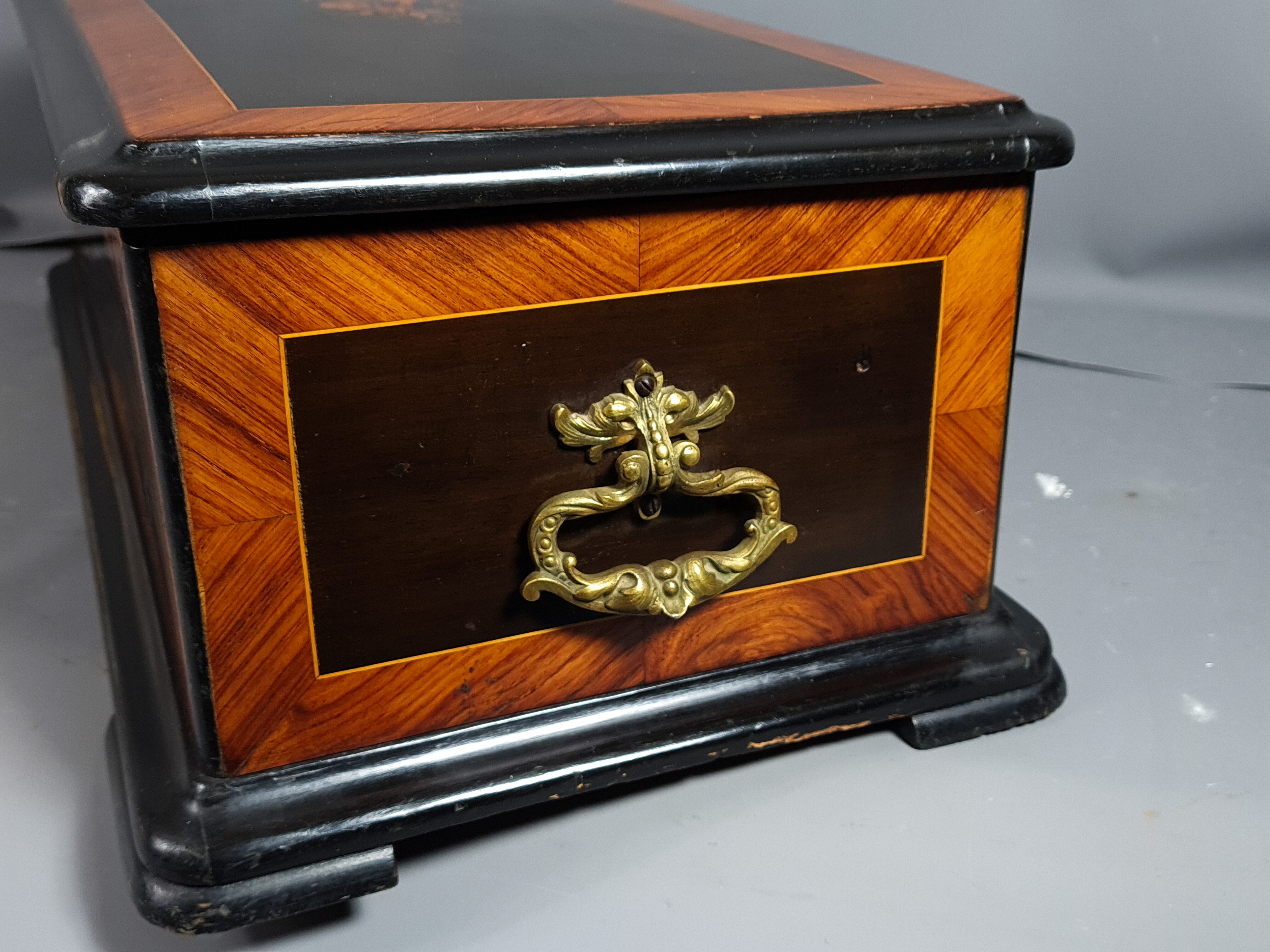 Boite ancienne bois et marquetterie vers 1900. 59x27x20 cm SB