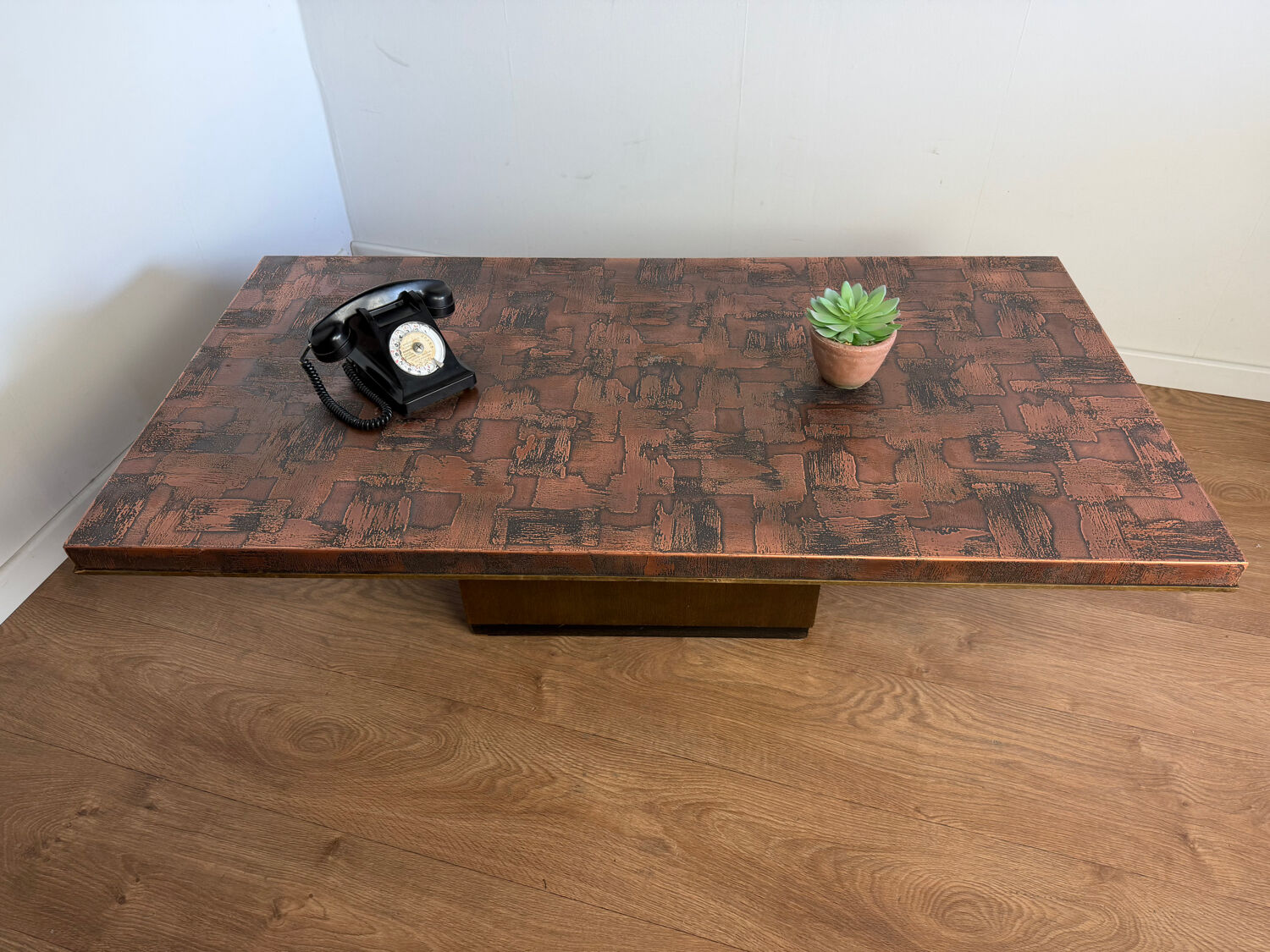 Brutalist coffee table, hammered copper 70 – in the style of H. Lilienthal.