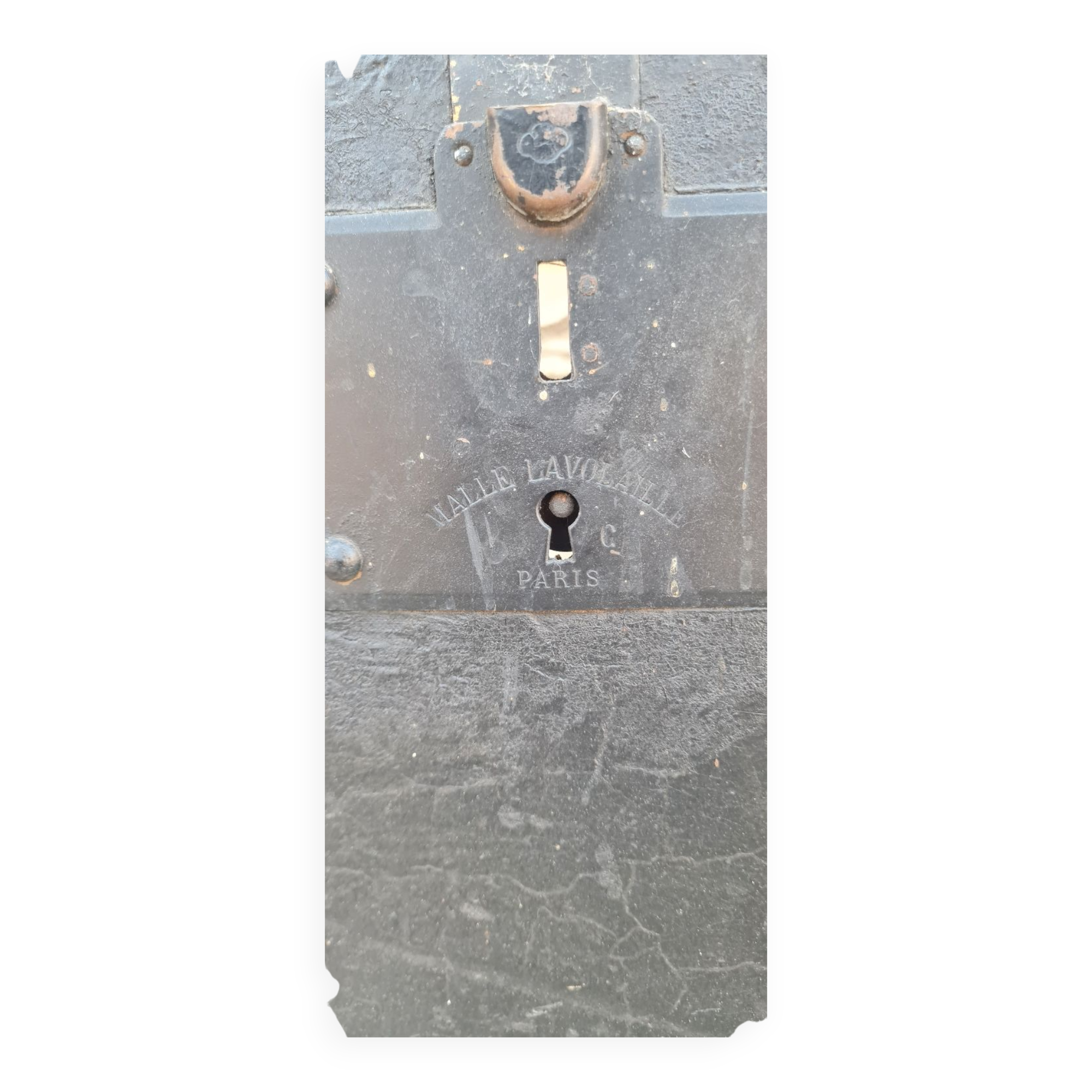 Old trunk lavolaille Paris