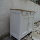 Buffet parisien vintage réenchanté en gris perle, plateau bois.