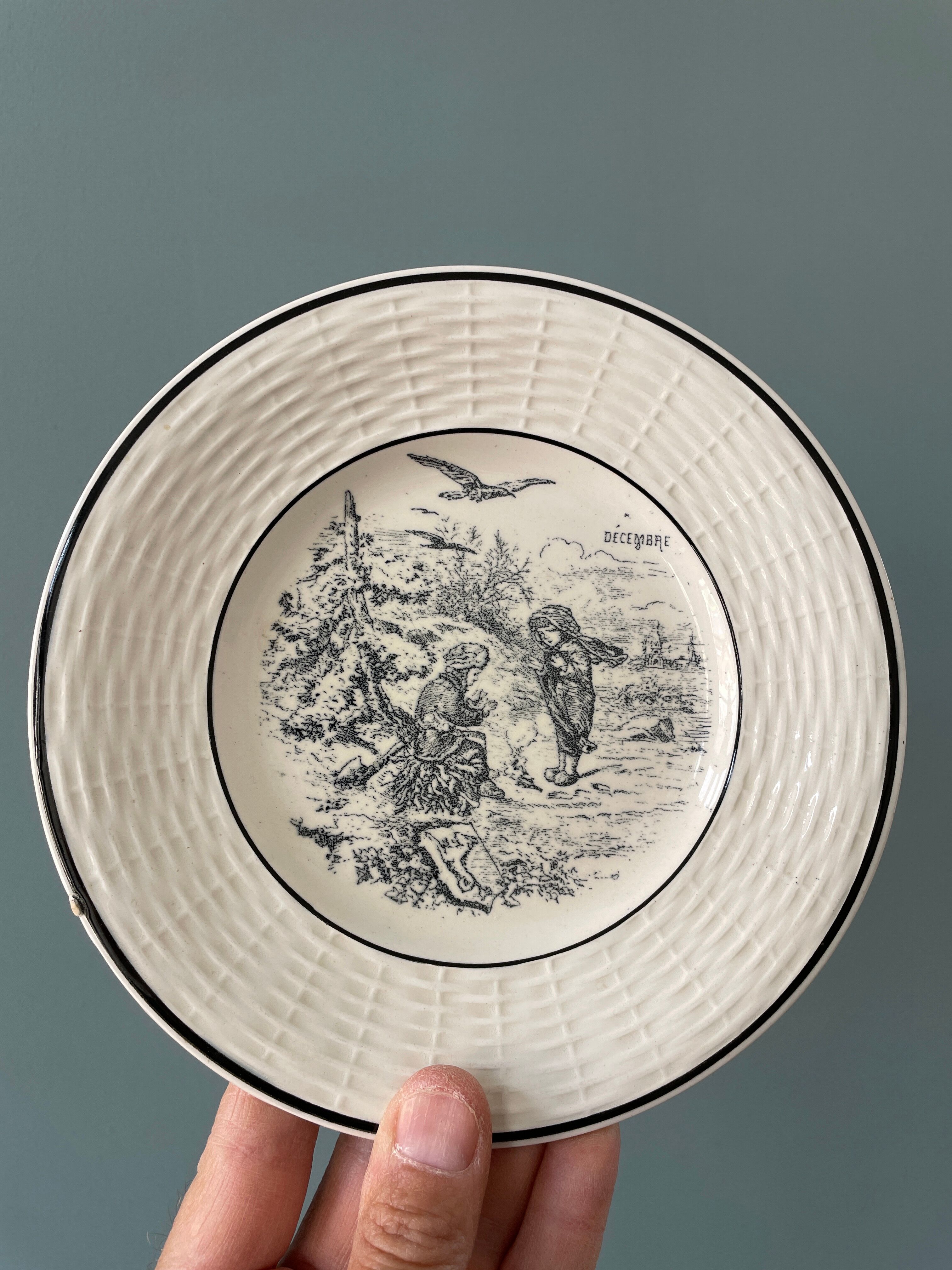 Lot de 12 petites assiettes Digoin Sarreguemines, « Les Mois »