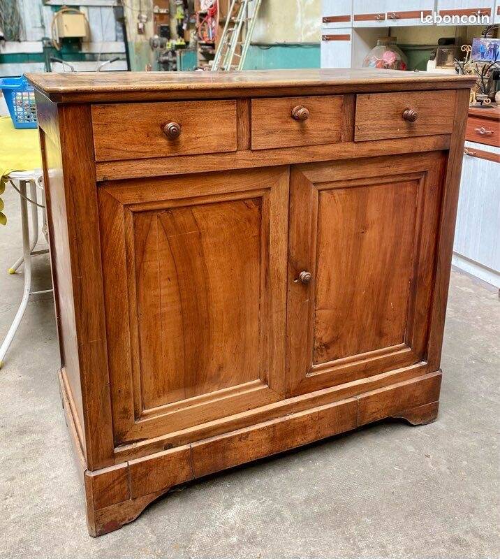 Wooden chest of drawers