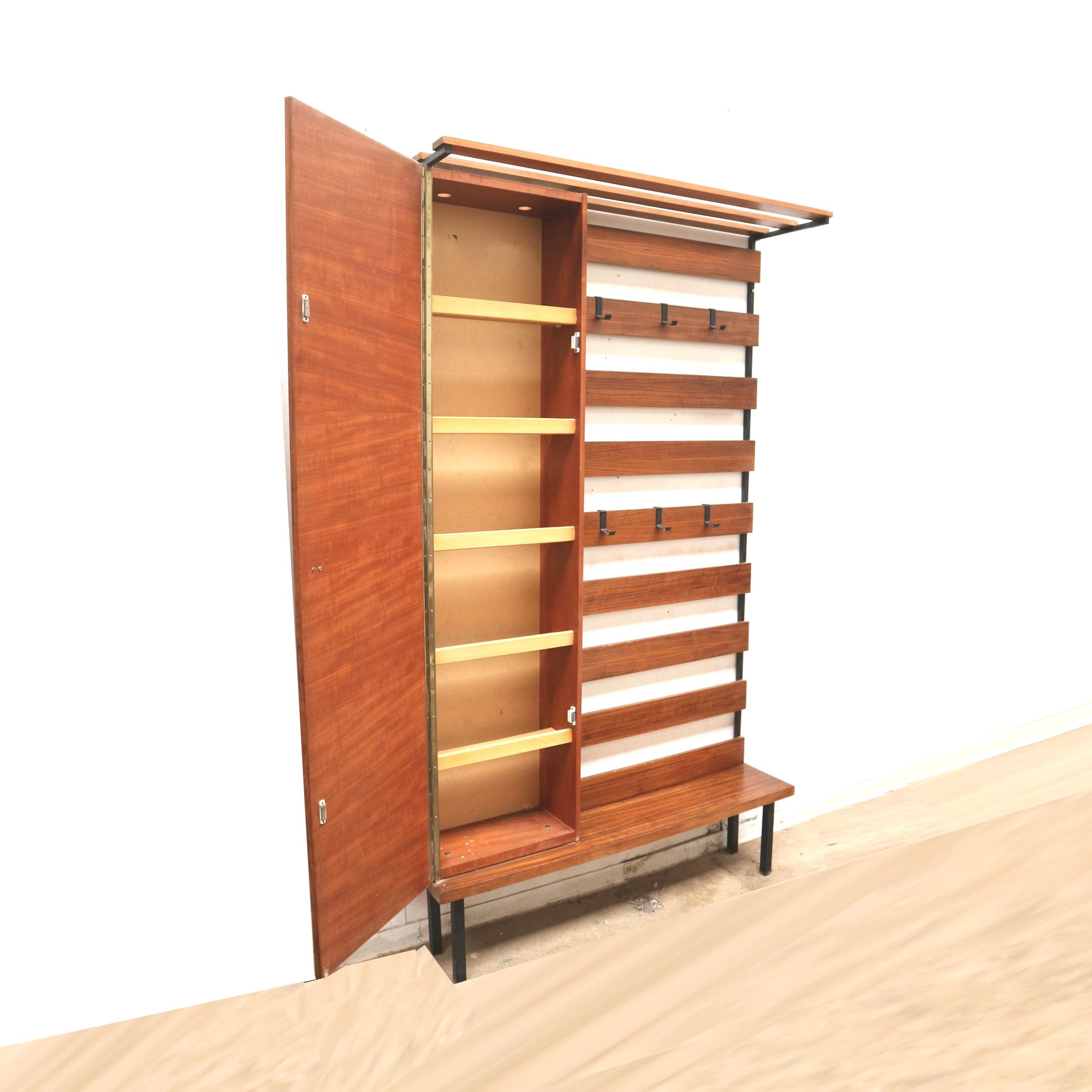 Cabinet de couloir vintage des années 1960 avec porte-manteau et meuble à chaussures.