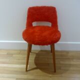 chaise en fourrure rouge vintage