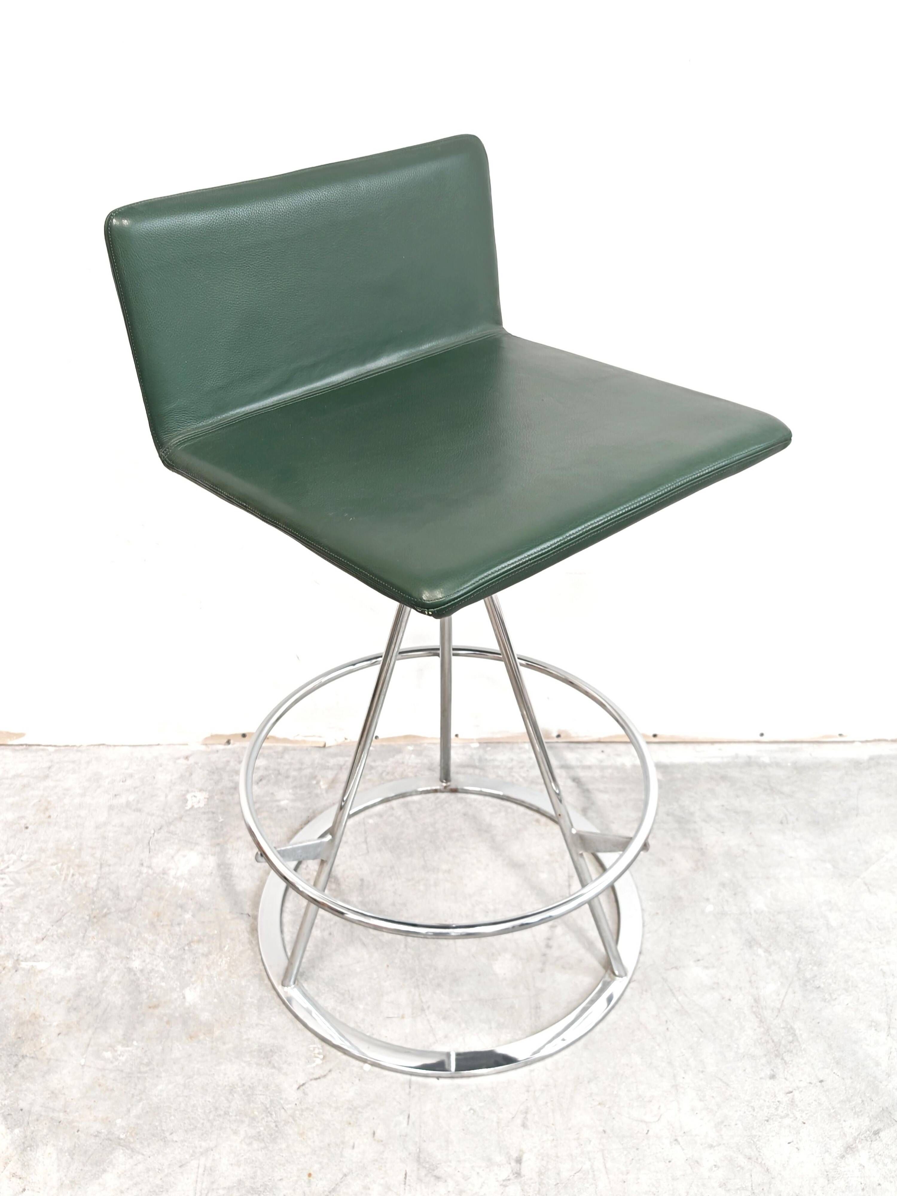 Pair of Dania bar stools in leather by Salvati & Tresoldi for Saporiti.