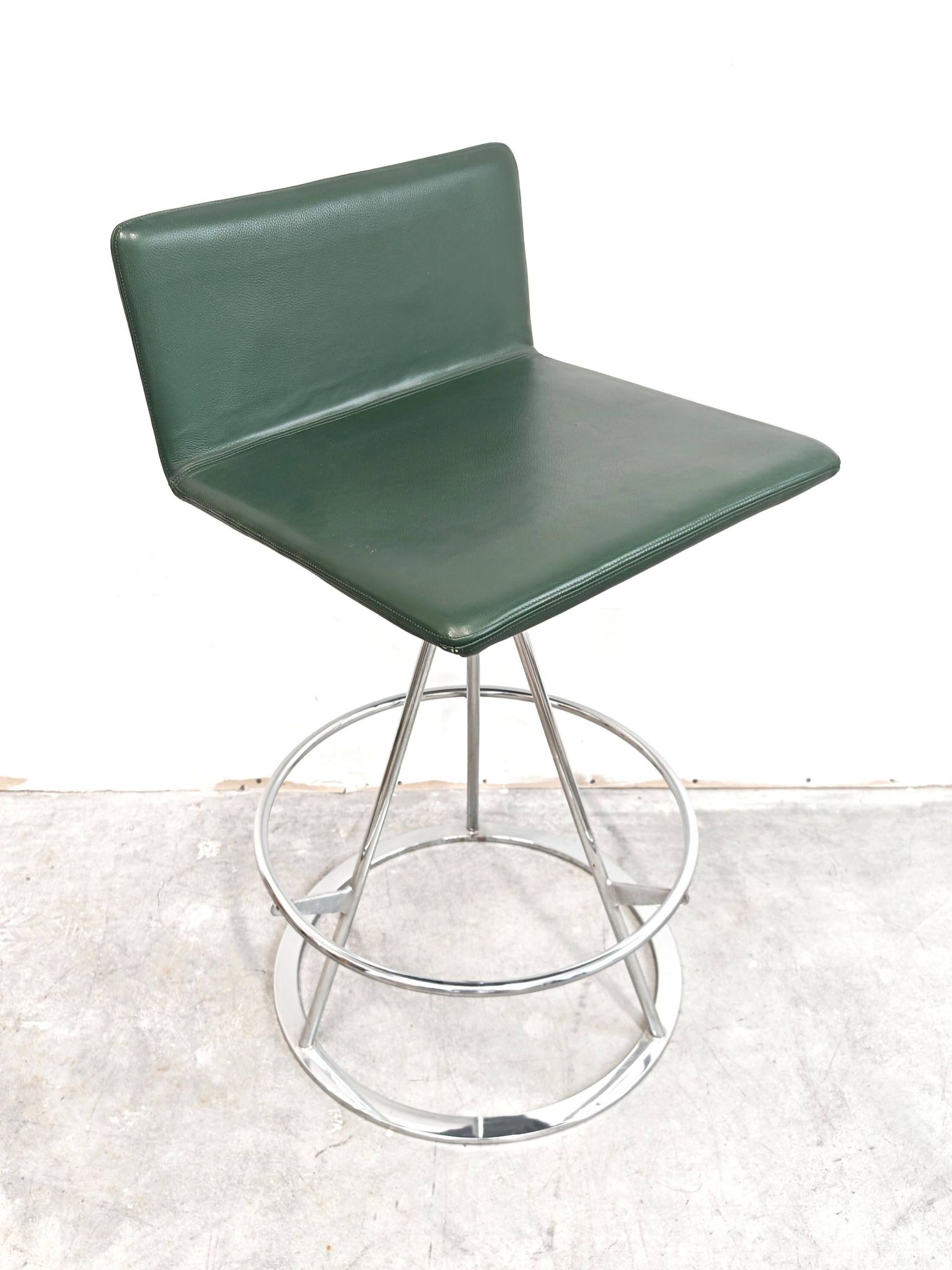 Pair of Dania bar stools in leather by Salvati & Tresoldi for Saporiti.