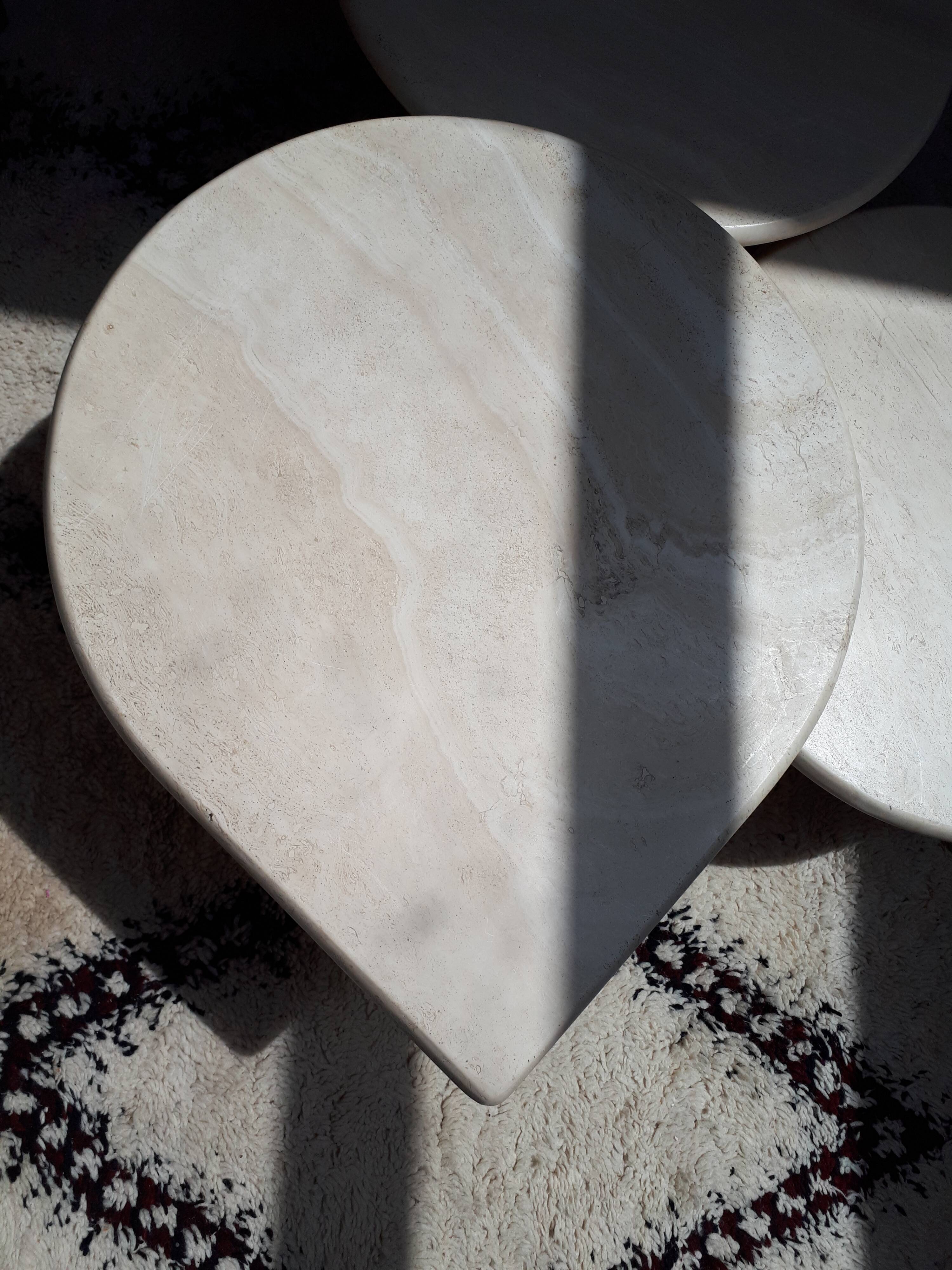 Tables gigognes en travertin Roche Bobois