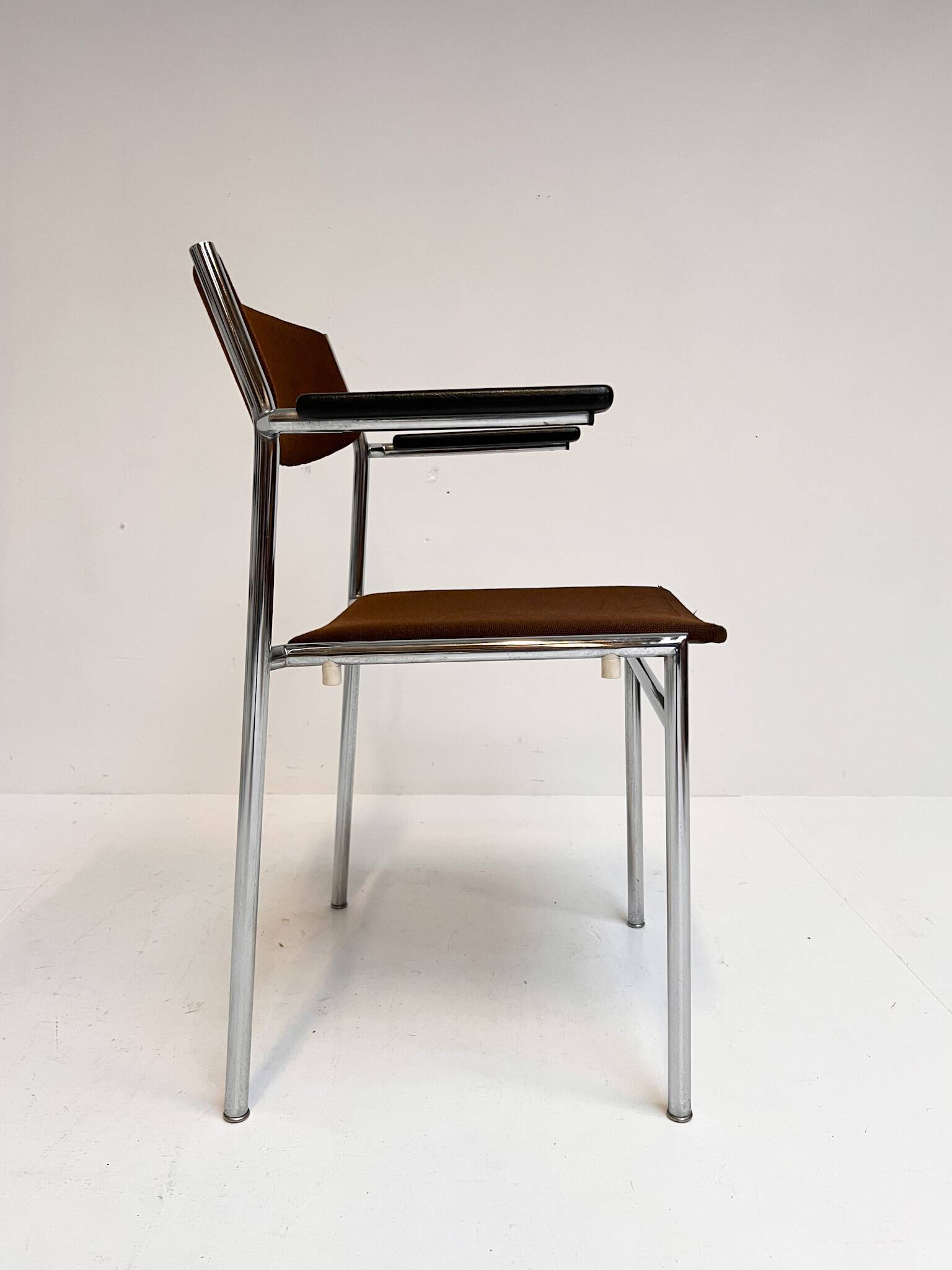 Set of 6 stackable chairs in rust colour by Gijs van der Sluis, 1970s.