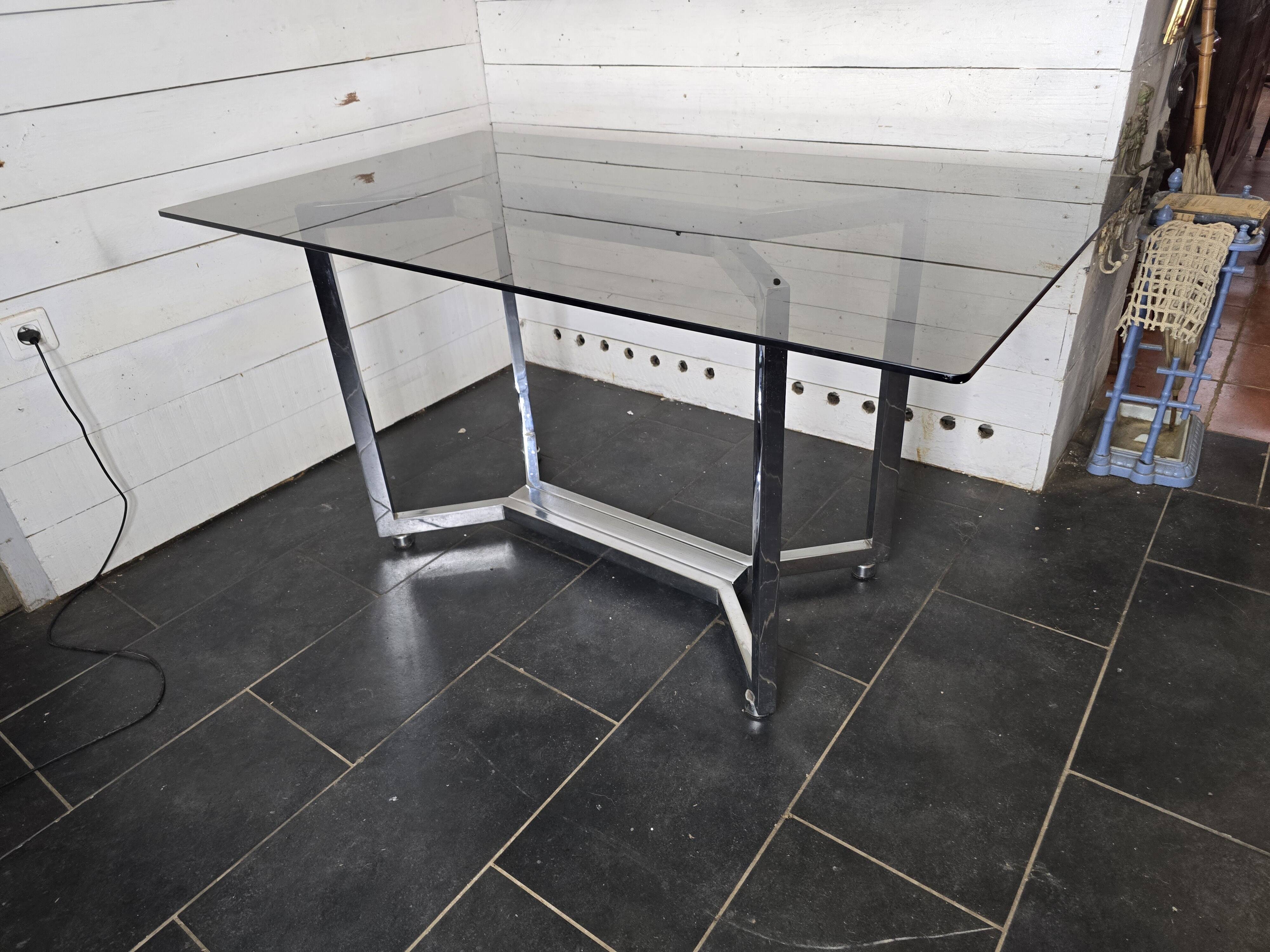 Table en métal chromé dessus verre fumé