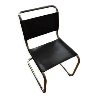 Chaise modèle b33 en cuir noir