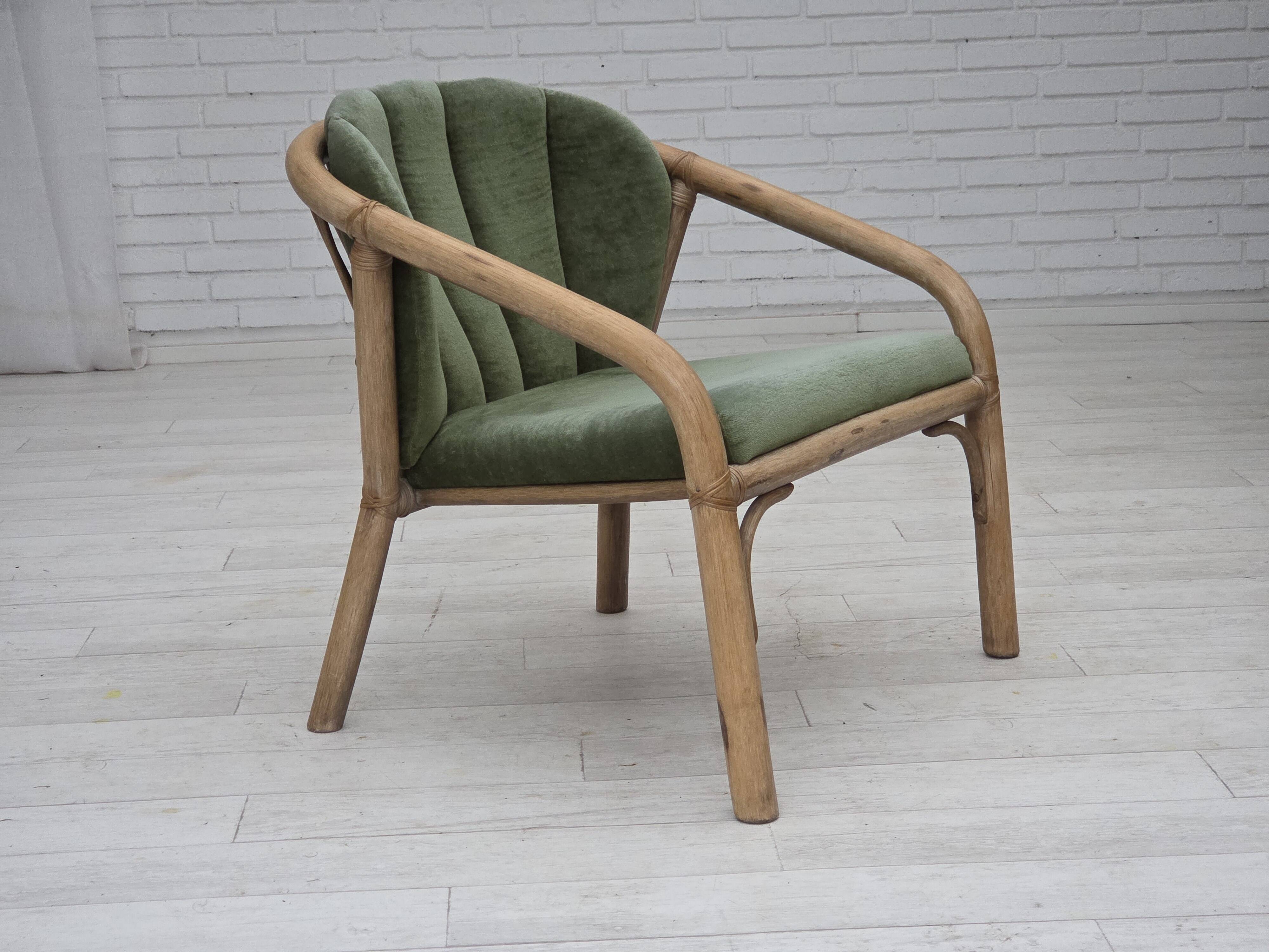 Années 1970, paire de fauteuils lounge scandinaves, mobilier en velours et rotin