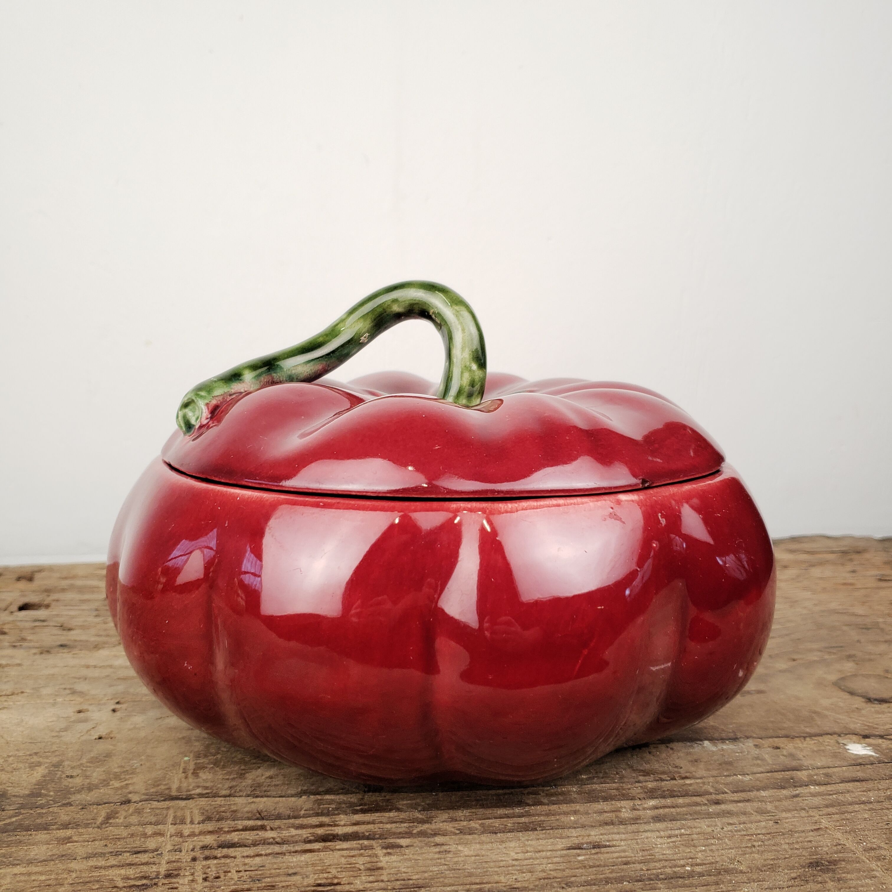 Large pot in ceramic slurry red tomato