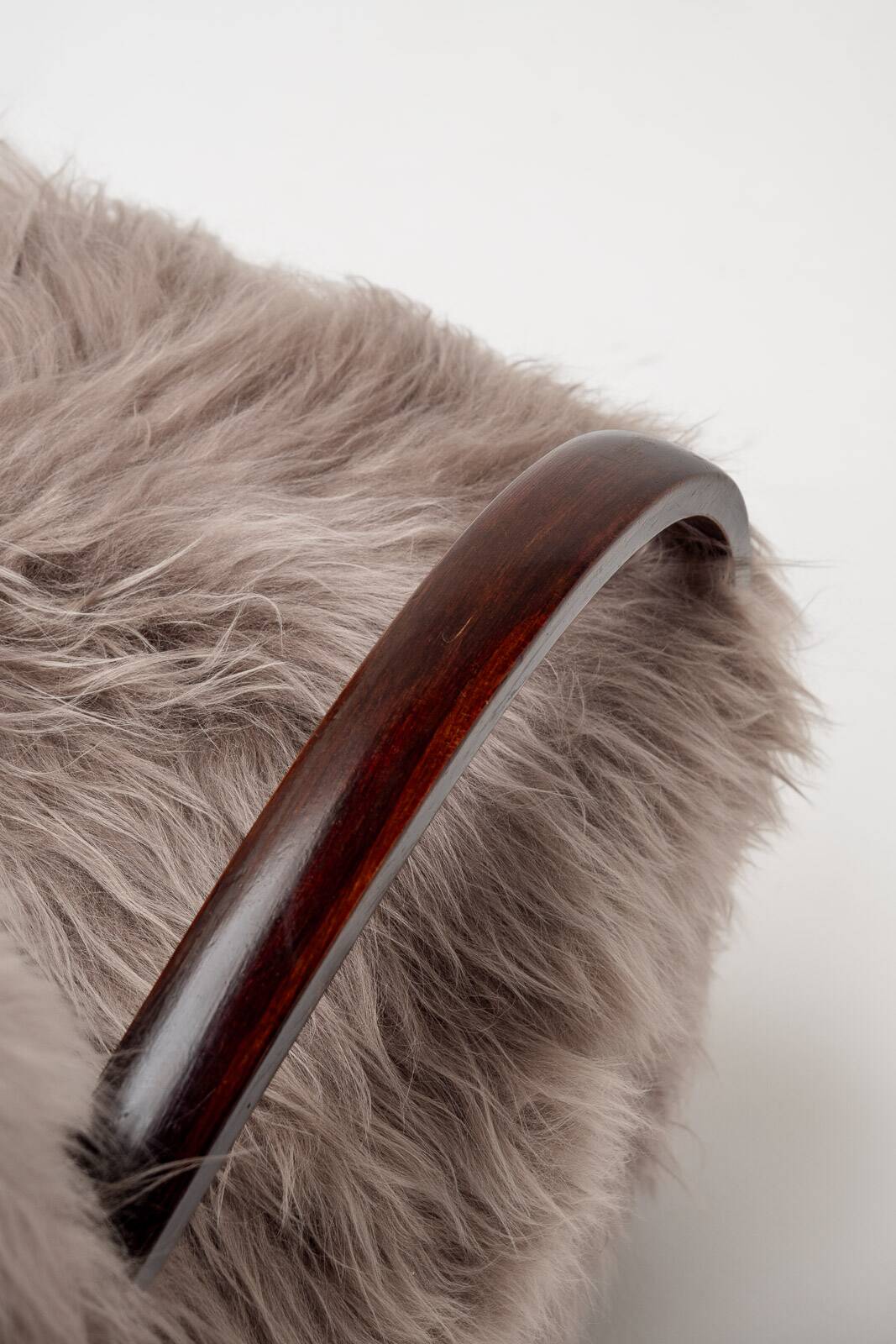 Paire de fauteuils scandinaves en peau de mouton à poils longs, années 1950