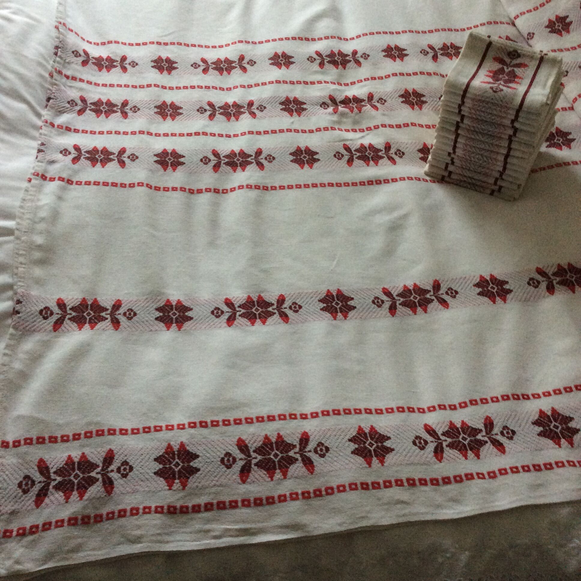 Rectangular tablecloth and its 18 towels - vintage Basque linen