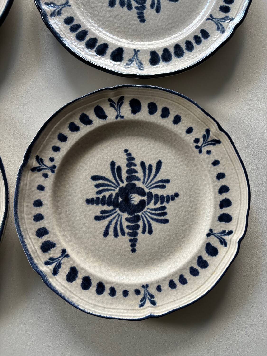 Assiettes en grès faïencerie de Pornic