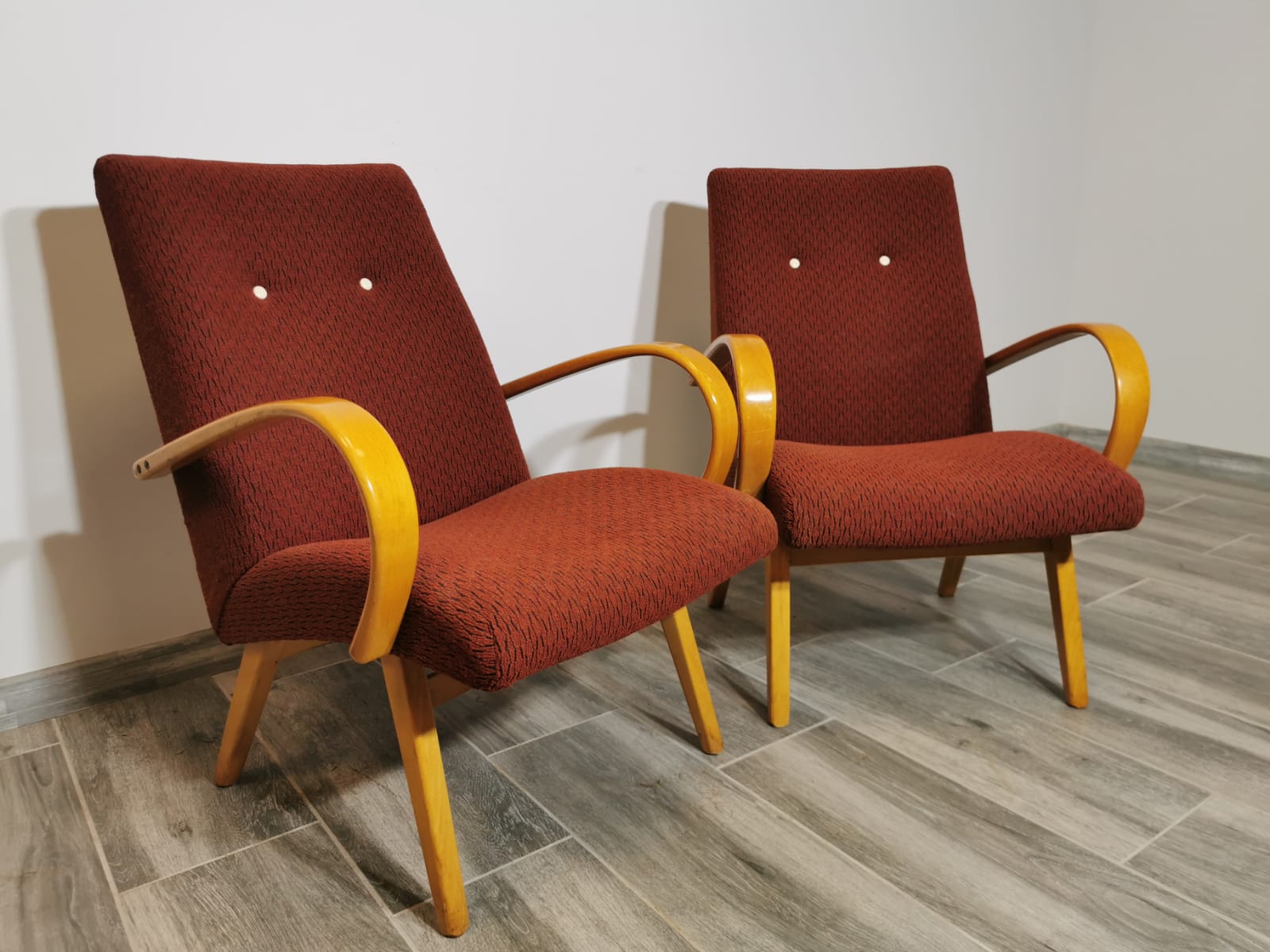 Paire de fauteuils by Jaroslav Smidek