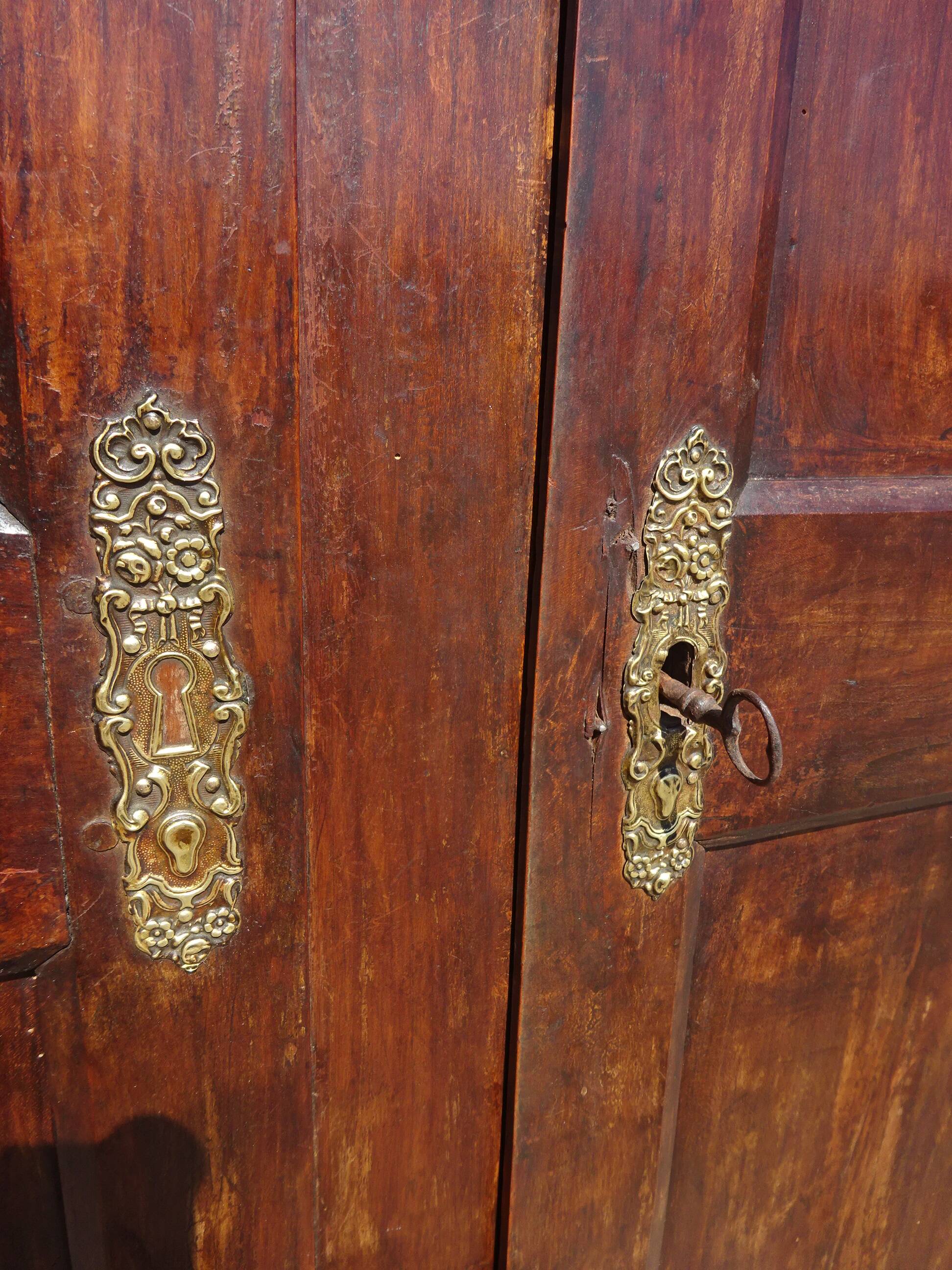 Armoire Louis Philippe en noyer massif