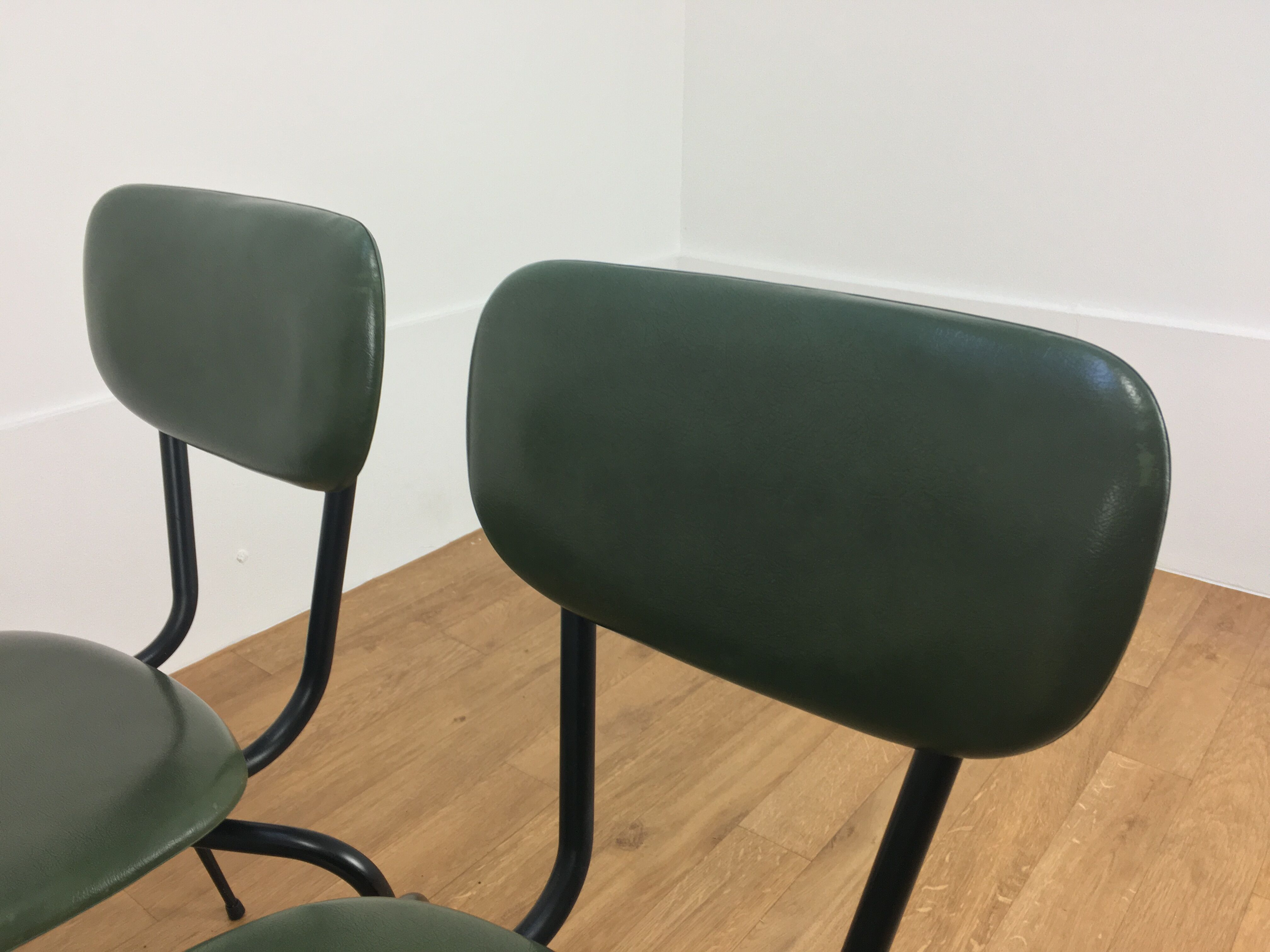 Set de 4 chaises années 50, métal et skaï vert