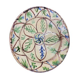 Ancien plat en terre-cuite vernissée à décor floral marron et vert sur engobe jaune, pakistan multan