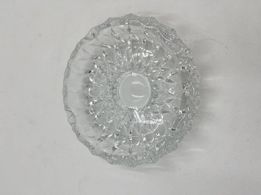 Cendrier rond en verre moulé en relief