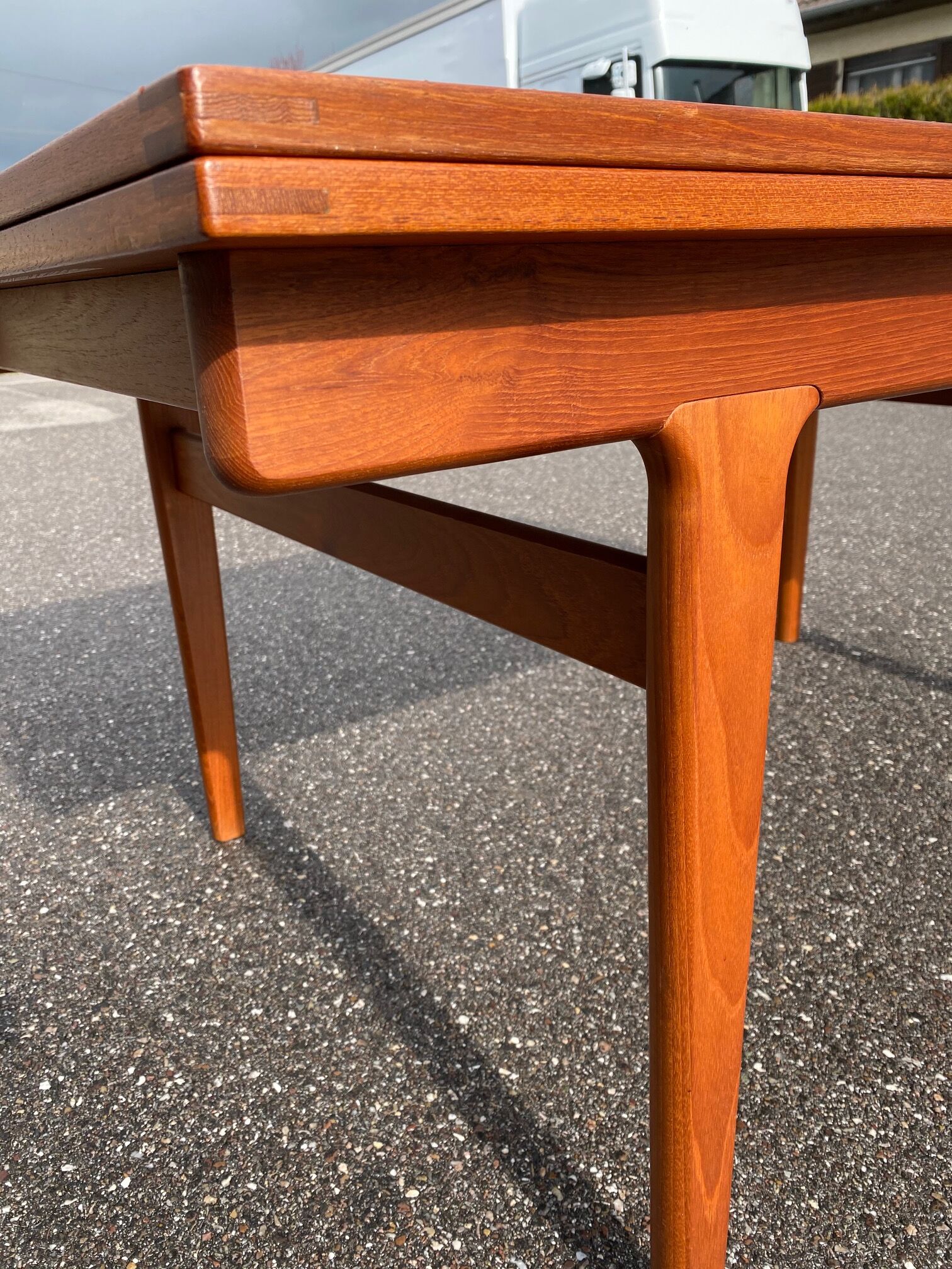 Niels calf otto dining table with extensions