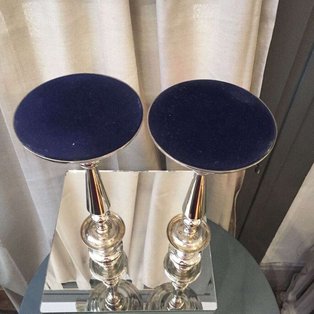 Pair of candle holders in sober and elegant silver metal