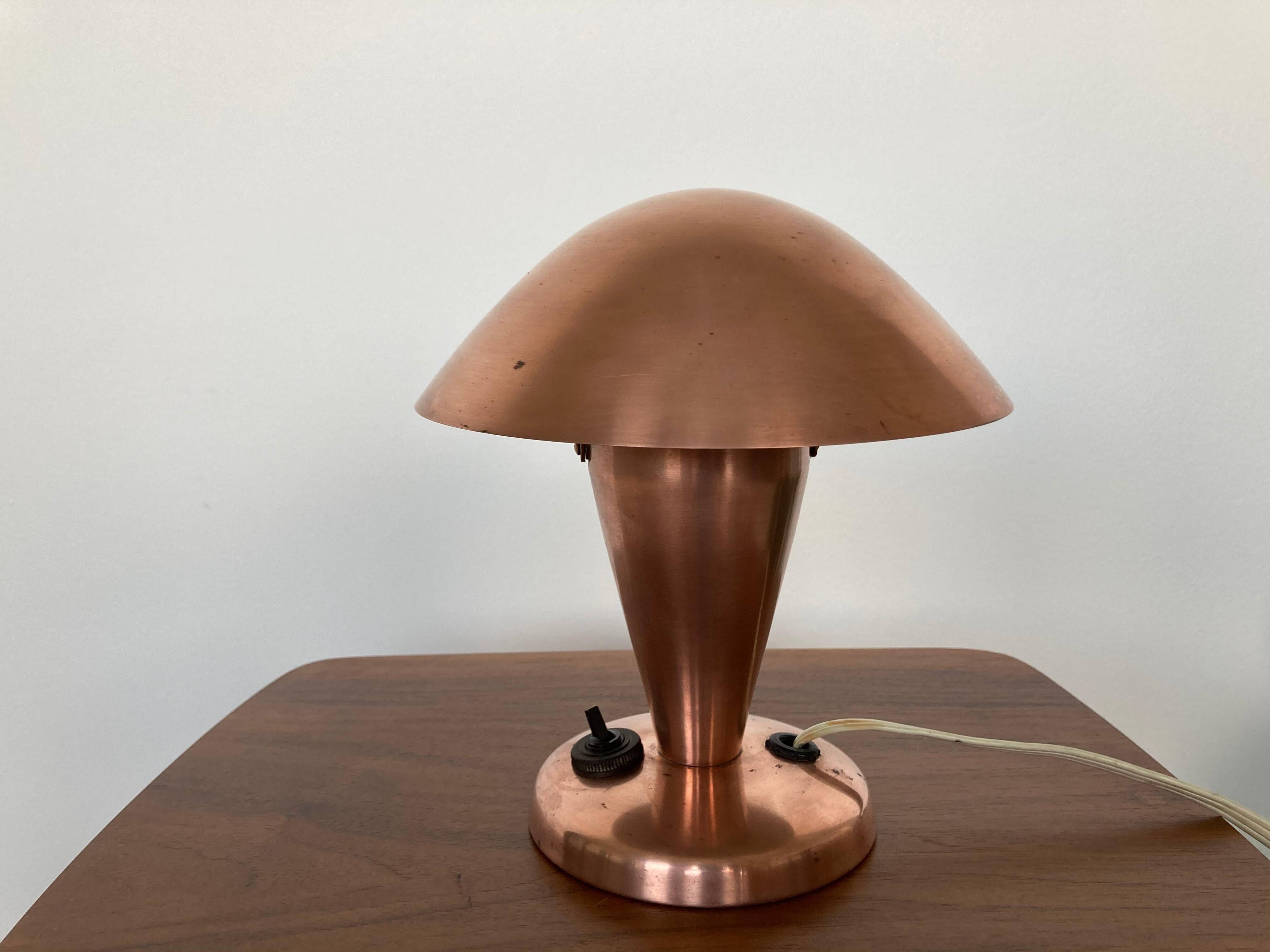 Petite lampe de table en laiton de style Bauhaus, Tchécoslovaquie, années 1940.