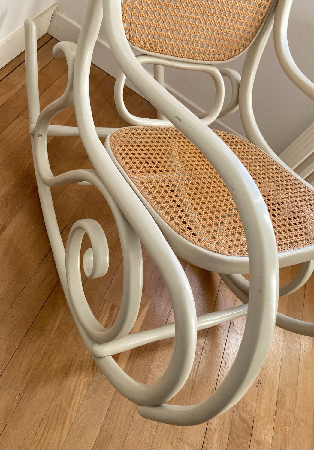 Rocking Chair THONET époque fin XIXe en bois courbé cérusé grège