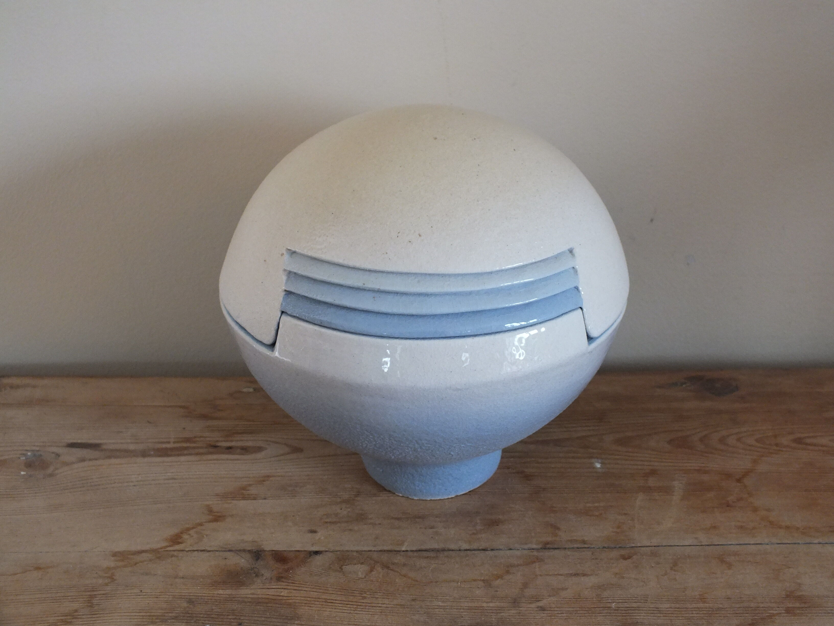 Covered pot flying saucer of the 70s
