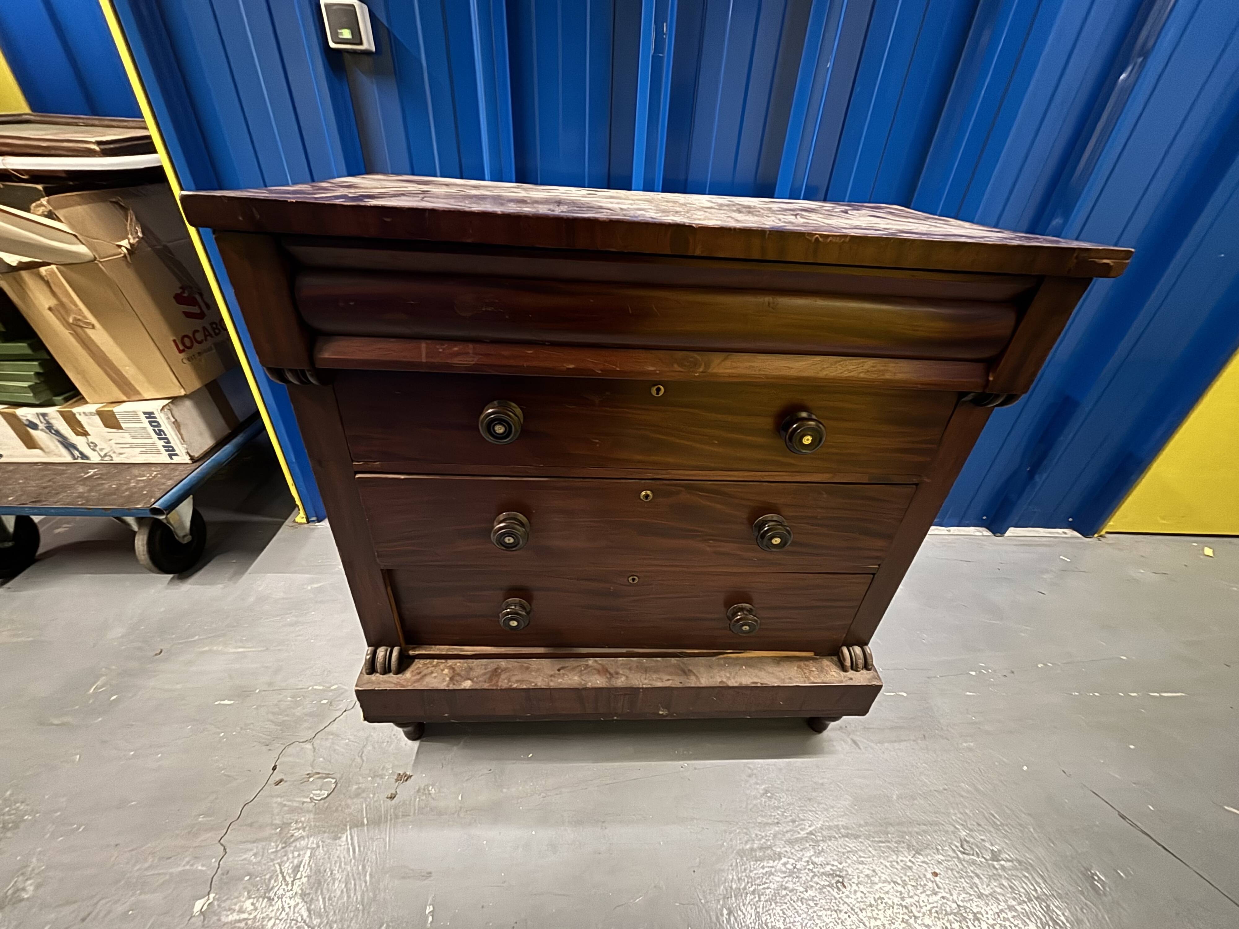 English mahogany chest of drawers