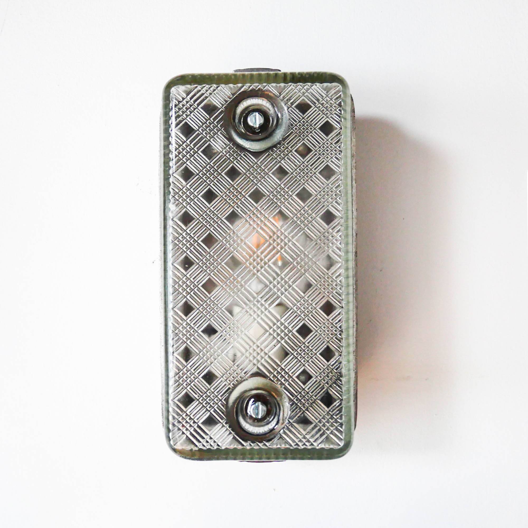 Ancienne applique en fonte d’aluminium et verre quadrillé