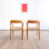 Paire de chaises de salle à manger modèle 56 par Niels O. Møller en chêne