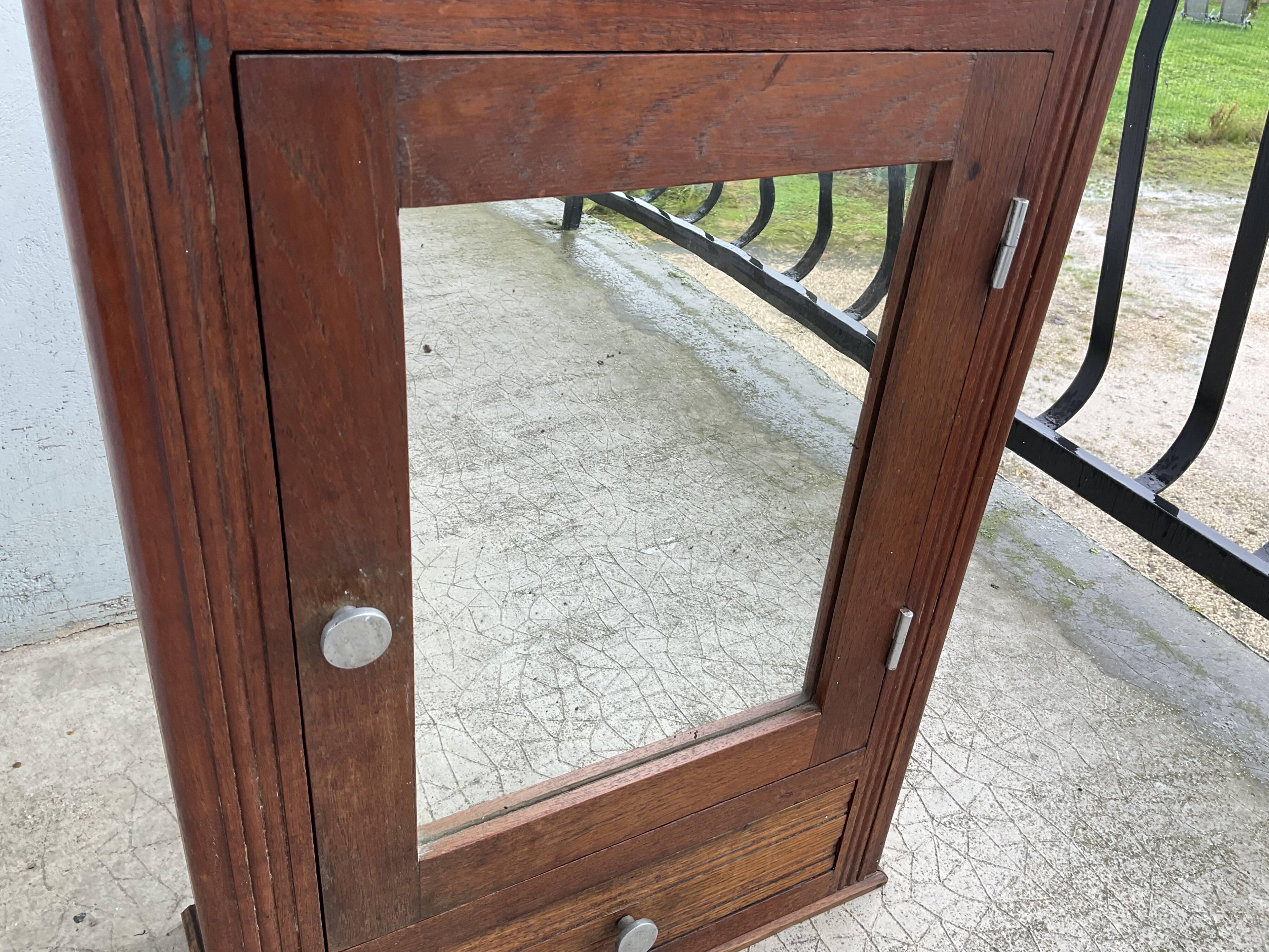 Armoire à pharmacie