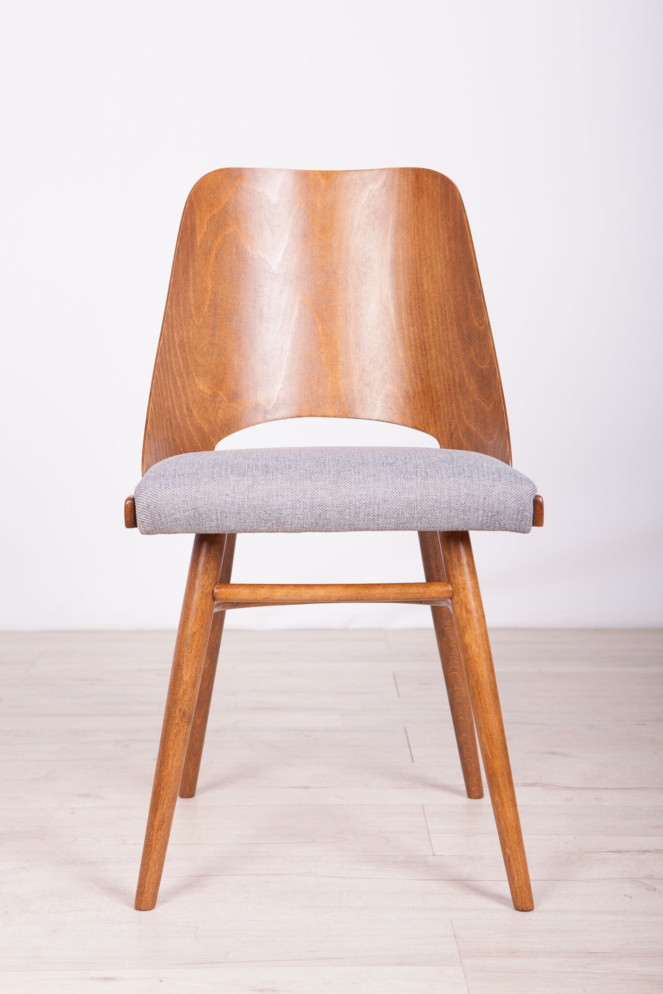 Model lollipop dining chairs from Tatra, 1960