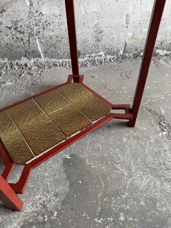 Table d'appoint vintage en métal rouge terre cuite avec surfaces en carreaux de céramique émaillée brun-vert