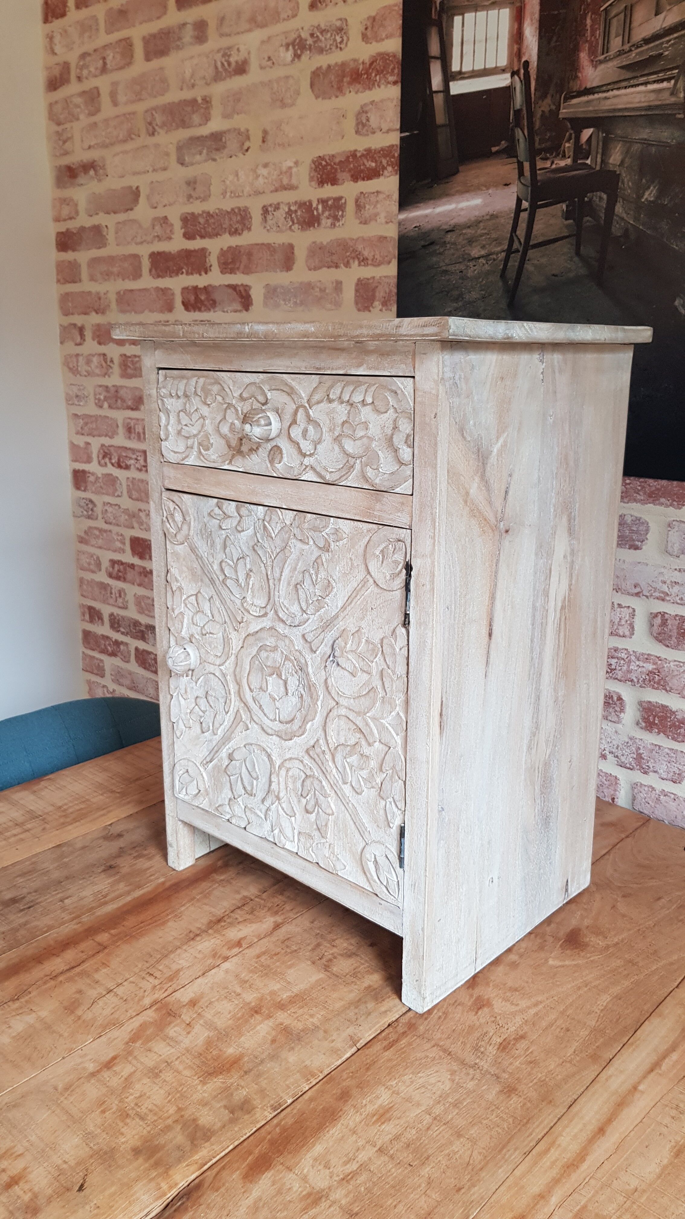 Chiseled mango tree bedside