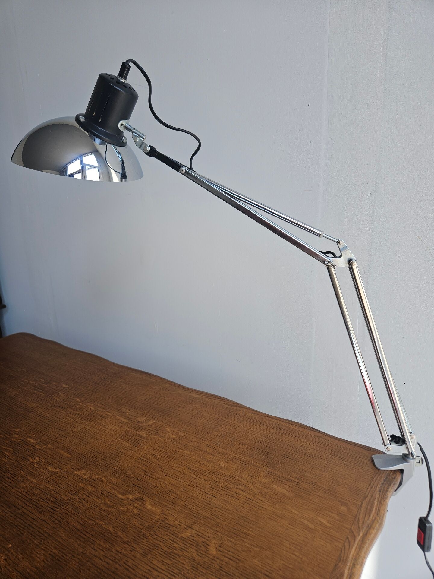 Articulated desk lamp