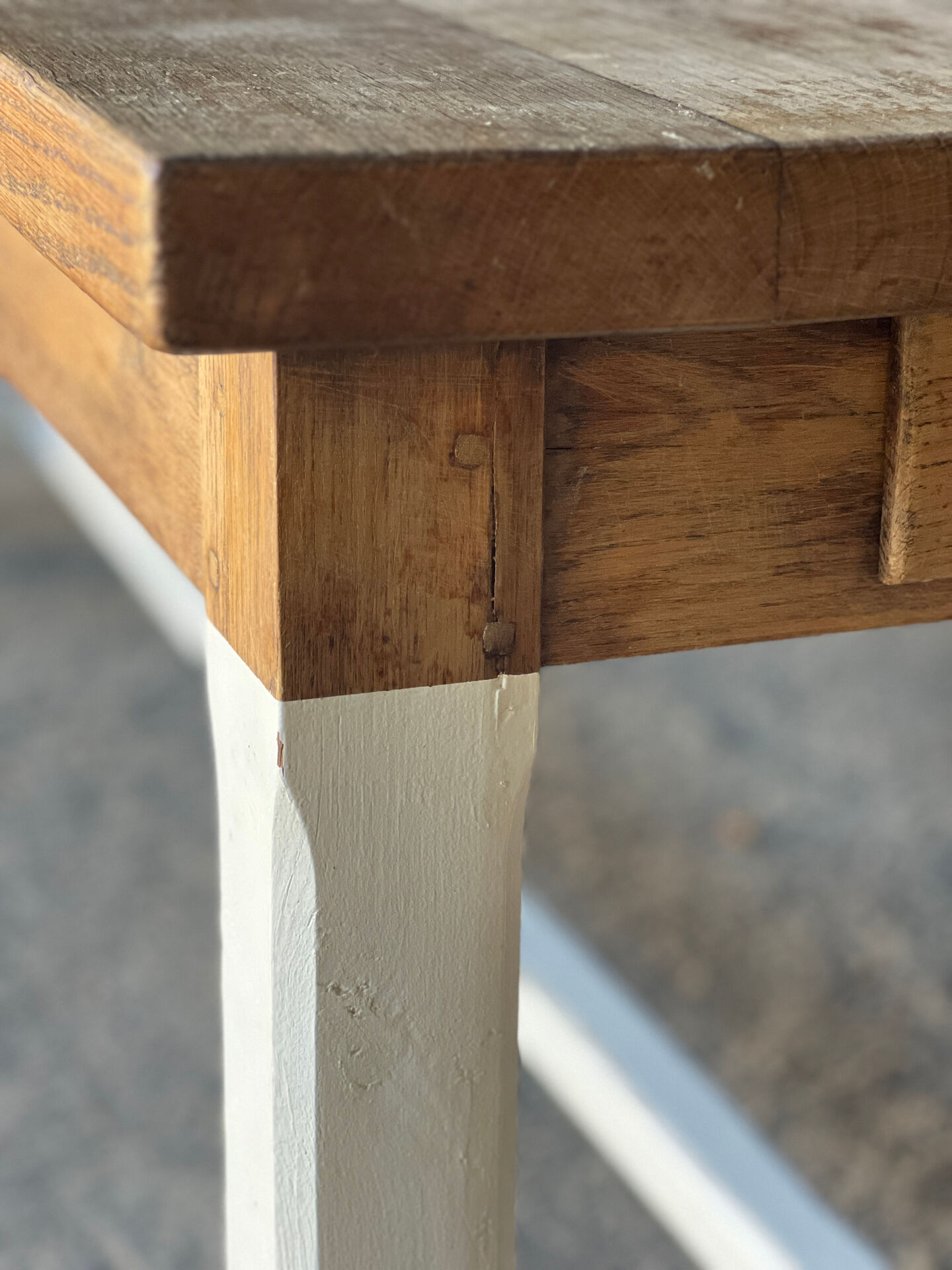 Farm table in solid oak - white patinated legs and its bench.