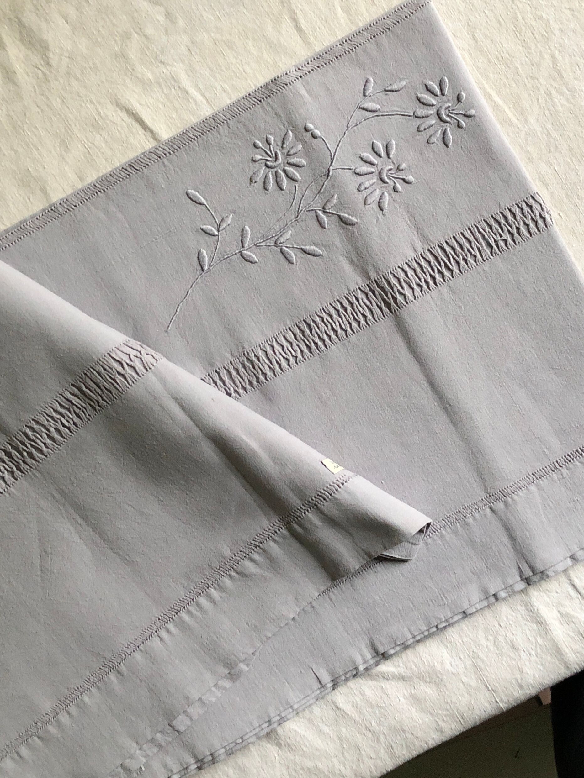 Drap ancien en lin et coton teinté en gris tourterelle